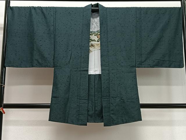 ■■■　サイズ　■■■ 身丈 90cm（肩から） 裄丈 70.5cm 袖丈 49.5cm　縫込み 4cm 袖幅 36.5cm 前幅 20.5cm 後幅 31cm 裄 お袖側 約2cm　身頃側 約4cm ■■■　商品詳細　■■■ 【正絹】 状態は特に目立ったシミ汚れなどもなく大変良い状態です。 大変上質な逸品になります。 お安く出品致しますので、是非この機会にいかがでしょうか？ ■■■　注意事項　■■■ ■モニター発色の具合により色合いが異なる場合がございます。 ■寸法は多少の誤差が生じる場合がございますのでご了承ください。 ■縫込みの長さが左右非対称の場合は短い部分を記載しております。 左右非対称であってもご返品・お値引き等の保証は出来かねますので、ご了承の上ご購入をお願い致します。 ■シミ等のチェックには注意を払っておりますが、見落としがある場合もございますし、個人の見解も様々ですので神経質な方のご購入はお控えください。 ■箪笥に入っておりました着物や帯なので畳みシワや匂いがあるものもございます。 ■お休みは基本的に土日祝となりますが、その他臨時でお休みする場合がございますのでご了承ください。 ■商品の発送は平日のみの発送となります。 ■夜間と土曜、日曜日はお問い合わせの回答が遅れる場合がございます。 ■当店では、お直し、紋入れ、お手入れ等は承っておりません。 ■生地の状態（ヤケ、経年劣化等）によってはサイズ直しが出来ない場合がございます。 その点もどうかご了承のうえ、ご購入をお願いいたします。 ■弊社で取り扱う商品は一点ものにつき、時期や在庫状況に応じて金額が変更となる場合がございます。 ■検針は行っておりません。予めご了承いただきますようお願いいたします。 ■【洗える着物】と記載のある商品におきましては、商品お届け後に洗濯を行ってしまってからのご返品にはご対応しかねます。 念の為、専門店でのお手入れをお願いいたします。 ■着物のサイズ目安は下記を参考ください↓ ＜女性着物＞　お端折り次第で＋5cm　−1cmが着用可能サイズ 　例）身丈170cmの場合、身長160cm〜175cm ＜男性着物＞　身丈＋約25cm〜27cm程が適応身長 　例）身丈155cmの場合、身長180〜182cm