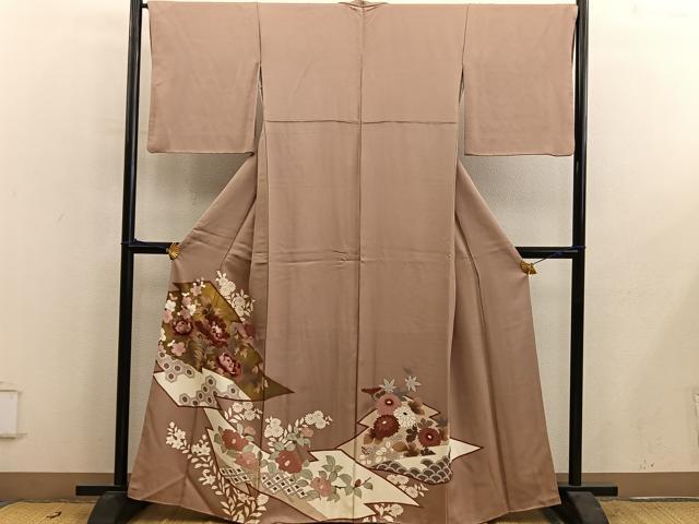 ■■■　サイズ　■■■ 身丈 162cm（肩から） 裄丈 66.5cm 袖丈 48cm　縫込み 2.5cm 袖幅 33.5cm 前幅 24cm 後幅 30cm 着物縫いこみ 内揚げ 3.5cm 裄 お袖側 約2cm　身頃側 約2cm ■■■　商品詳細　■■■ 【正絹・紋なし】 状態は画像を添付しておりますので、そちらをご確認下さいますよう宜しくお願い致します。 大変上質な逸品になります。 お安く出品致しますので、是非この機会にいかがでしょうか？ ■■■　注意事項　■■■ ■モニター発色の具合により色合いが異なる場合がございます。 ■寸法は多少の誤差が生じる場合がございますのでご了承ください。 ■縫込みの長さが左右非対称の場合は短い部分を記載しております。 左右非対称であってもご返品・お値引き等の保証は出来かねますので、ご了承の上ご購入をお願い致します。 ■シミ等のチェックには注意を払っておりますが、見落としがある場合もございますし、個人の見解も様々ですので神経質な方のご購入はお控えください。 ■箪笥に入っておりました着物や帯なので畳みシワや匂いがあるものもございます。 ■お休みは基本的に土日祝となりますが、その他臨時でお休みする場合がございますのでご了承ください。 ■商品の発送は平日のみの発送となります。 ■夜間と土曜、日曜日はお問い合わせの回答が遅れる場合がございます。 ■当店では、お直し、紋入れ、お手入れ等は承っておりません。 ■生地の状態（ヤケ、経年劣化等）によってはサイズ直しが出来ない場合がございます。 その点もどうかご了承のうえ、ご購入をお願いいたします。 ■弊社で取り扱う商品は一点ものにつき、時期や在庫状況に応じて金額が変更となる場合がございます。 ■検針は行っておりません。予めご了承いただきますようお願いいたします。 ■【洗える着物】と記載のある商品におきましては、商品お届け後に洗濯を行ってしまってからのご返品にはご対応しかねます。 念の為、専門店でのお手入れをお願いいたします。 ■写真に写っている物が全てになります。それ以外の付属品はございませんのでご了承ください。 ■状態に関する写真につきましては、掲載可能な写真枚数に限りがあるため、各箇所につき1枚参考画像を掲載しております。 ■着物のサイズ目安は下記を参考ください↓ ＜女性着物＞　お端折り次第で＋5cm　−1cmが着用可能サイズ 　例）身丈170cmの場合、身長160cm〜175cm ＜男性着物＞　身丈＋約25cm〜27cm程が適応身長 　例）身丈155cmの場合、身長180〜182cm