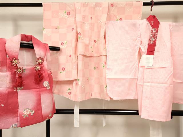 ■■■　サイズ　■■■ 【祝着】 身丈 71cm（肩から） 裄丈 35.5cm（肩上げ　5.5cm） 袖丈 57cm　縫込み 1cm 袖幅 26.5cm 前幅 15.5cm 後幅 20cm 着物縫いこみ 内揚げ 0cm （腰上げ　10cm） 裄 お袖側 約1cm　身頃側 約1cm 【被布】 身丈 48.5cm（肩から） 裄丈 14cm（肩上げ　2cm） 【長襦袢】 身丈 67.5cm（肩から） 裄丈 35cm（肩上げ　5cm） 袖丈 56cm　縫込み 1.5cm 袖幅 25.5cm 前幅 24cm 後幅 20cm 着物縫いこみ 内揚げ 0cm （腰上げ　2.5cm） 裄 お袖側 約3cm　身頃側 約1cm ■■■　商品詳細　■■■ 着物(重ね衿：取り外し可能)・襦袢・被布【表地：正絹・裏地：化繊】ともに 状態は特に目立ったシミ汚れなどもなく大変良い状態です。 大変上質な逸品になります。 お安く出品致しますので、是非この機会にいかがでしょうか？ ■■■　注意事項　■■■ ■モニター発色の具合により色合いが異なる場合がございます。 ■寸法は多少の誤差が生じる場合がございますのでご了承ください。 ■縫込みの長さが左右非対称の場合は短い部分を記載しております。 左右非対称であってもご返品・お値引き等の保証は出来かねますので、ご了承の上ご購入をお願い致します。 ■シミ等のチェックには注意を払っておりますが、見落としがある場合もございますし、個人の見解も様々ですので神経質な方のご購入はお控えください。 ■箪笥に入っておりました着物や帯なので畳みシワや匂いがあるものもございます。 ■お休みは基本的に土日祝となりますが、その他臨時でお休みする場合がございますのでご了承ください。 ■商品の発送は平日のみの発送となります。 ■夜間と土曜、日曜日はお問い合わせの回答が遅れる場合がございます。 ■当店では、お直し、紋入れ、お手入れ等は承っておりません。 ■生地の状態（ヤケ、経年劣化等）によってはサイズ直しが出来ない場合がございます。 その点もどうかご了承のうえ、ご購入をお願いいたします。 ■弊社で取り扱う商品は一点ものにつき、時期や在庫状況に応じて金額が変更となる場合がございます。 ■検針は行っておりません。予めご了承いただきますようお願いいたします。 ■【洗える着物】と記載のある商品におきましては、商品お届け後に洗濯を行ってしまってからのご返品にはご対応しかねます。 念の為、専門店でのお手入れをお願いいたします。 ■着物のサイズ目安は下記を参考ください↓ ＜女性着物＞　お端折り次第で＋5cm　−1cmが着用可能サイズ 　例）身丈170cmの場合、身長160cm〜175cm ＜男性着物＞　身丈＋約25cm〜27cm程が適応身長 　例）身丈155cmの場合、身長180〜182cm