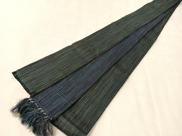 ■■■　サイズ　■■■ 長さ 384cm(房含めず) 幅 9cm程 ■■■　商品詳細　■■■ 【正絹】 状態は締めてはおりますが 特に目立ったシミ汚れなどもなく大変良い状態です。 本場筑前博多織は、 福岡県福岡市博多区やその周辺で生産される絹織物です。 仏具のひとつである独鈷、華皿を基にした幾何学模様が織られています。 江戸時代に筑前藩主だった黒田長政が幕府への献上品にしたことから、 博多献上、献上博多とも呼ばれます。 横畝が際立って見える経畝織りという織りになっています。 30～60本の細い経糸を使うため、こしやはりがあり、 地合が硬く、光沢感があります。 きちんと締まり、くずれにくい、締めやすい帯といわれています。 大変上質な逸品になります。 お安く出品致しますので、是非この機会にいかがでしょうか？ ※片側未かがりですが着用には問題ありません。 ■■■　注意事項　■■■ ■モニター発色の具合により色合いが異なる場合がございます。 ■寸法は多少の誤差が生じる場合がございますのでご了承ください。 ■縫込みの長さが左右非対称の場合は短い部分を記載しております。 左右非対称であってもご返品・お値引き等の保証は出来かねますので、ご了承の上ご購入をお願い致します。 ■シミ等のチェックには注意を払っておりますが、見落としがある場合もございますし、個人の見解も様々ですので神経質な方のご購入はお控えください。 ■箪笥に入っておりました着物や帯なので畳みシワや匂いがあるものもございます。 ■お休みは基本的に土日祝となりますが、その他臨時でお休みする場合がございますのでご了承ください。 ■商品の発送は平日のみの発送となります。 ■夜間と土曜、日曜日はお問い合わせの回答が遅れる場合がございます。 ■当店では、お直し、紋入れ、お手入れ等は承っておりません。 ■生地の状態（ヤケ、経年劣化等）によってはサイズ直しが出来ない場合がございます。 その点もどうかご了承のうえ、ご購入をお願いいたします。 ■弊社で取り扱う商品は一点ものにつき、時期や在庫状況に応じて金額が変更となる場合がございます。 ■検針は行っておりません。予めご了承いただきますようお願いいたします。 ■【洗える着物】と記載のある商品におきましては、商品お届け後に洗濯を行ってしまってからのご返品にはご対応しかねます。 念の為、専門店でのお手入れをお願いいたします。 ■写真に写っている物が全てになります。それ以外の付属品はございませんのでご了承ください。 ■状態に関する写真につきましては、掲載可能な写真枚数に限りがあるため、各箇所につき1枚参考画像を掲載しております。 ■着物のサイズ目安は下記を参考ください↓ ＜女性着物＞　お端折り次第で＋5cm　－1cmが着用可能サイズ 　例）身丈170cmの場合、身長160cm～175cm ＜男性着物＞　身丈＋約25cm～27cm程が適応身長 　例）身丈155cmの場合、身長180～182cm