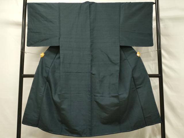 ■■■　サイズ　■■■ 身丈 137.5cm（肩から） 裄丈 66cm 袖丈 49.5cm　縫込み 4.5cm 袖幅 34cm 前幅 24.5cm 後幅 30.5cm 着物縫いこみ 内揚げ 2.5cm 裄 お袖側 約5cm　身頃側 約5.5cm ■■■　商品詳細　■■■ 【正絹・未使用】 特に目立ったシミ汚れなどもなく大変良い状態です。 大変上質な逸品になります。 お安く出品致しますので、是非この機会にいかがでしょうか？ ■■■　注意事項　■■■ ■モニター発色の具合により色合いが異なる場合がございます。 ■寸法は多少の誤差が生じる場合がございますのでご了承ください。 ■縫込みの長さが左右非対称の場合は短い部分を記載しております。 左右非対称であってもご返品・お値引き等の保証は出来かねますので、ご了承の上ご購入をお願い致します。 ■シミ等のチェックには注意を払っておりますが、見落としがある場合もございますし、個人の見解も様々ですので神経質な方のご購入はお控えください。 ■箪笥に入っておりました着物や帯なので畳みシワや匂いがあるものもございます。 ■お休みは基本的に土日祝となりますが、その他臨時でお休みする場合がございますのでご了承ください。 ■商品の発送は平日のみの発送となります。 ■夜間と土曜、日曜日はお問い合わせの回答が遅れる場合がございます。 ■当店では、お直し、紋入れ、お手入れ等は承っておりません。 ■生地の状態（ヤケ、経年劣化等）によってはサイズ直しが出来ない場合がございます。 その点もどうかご了承のうえ、ご購入をお願いいたします。 ■弊社で取り扱う商品は一点ものにつき、時期や在庫状況に応じて金額が変更となる場合がございます。 ■検針は行っておりません。予めご了承いただきますようお願いいたします。 ■【洗える着物】と記載のある商品におきましては、商品お届け後に洗濯を行ってしまってからのご返品にはご対応しかねます。 念の為、専門店でのお手入れをお願いいたします。 ■写真に写っている物が全てになります。それ以外の付属品はございませんのでご了承ください。 ■状態に関する写真につきましては、掲載可能な写真枚数に限りがあるため、各箇所につき1枚参考画像を掲載しております。 ■着物のサイズ目安は下記を参考ください↓ ＜女性着物＞　お端折り次第で＋5cm　−1cmが着用可能サイズ 　例）身丈170cmの場合、身長160cm〜175cm ＜男性着物＞　身丈＋約25cm〜27cm程が適応身長 　例）身丈155cmの場合、身長180〜182cm