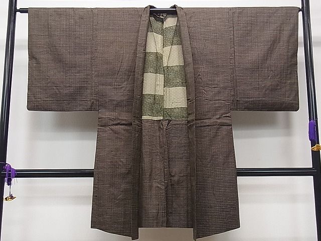 ■■■　サイズ　■■■ 身丈 100.5cm（肩から） 裄丈 65.5cm 袖丈 49.5cm 袖幅 33cm 前幅 20cm 後幅 31cm 着物縫いこみ 内揚げ 0cm 裄 お袖側 約1cm　身頃側 約4cm ■■■　商品詳細　■■■ 【正絹】 状態は特に目立ったシミ汚れなどもなく大変良い状態です。 大変上質な逸品になります。 お安く出品致しますので、是非この機会にいかがでしょうか？ ■■■　注意事項　■■■ ■当店は在庫保管場所・発送場所が異なる関係上、同梱での発送ができかねます。 複数点ご購入の場合は、お手数ですが1点ずつ購入手続きをお願いいたします。 ■モニター発色の具合により色合いが異なる場合がございます。 ■寸法は多少の誤差が生じる場合がございますのでご了承ください。 ■シミ等のチェックには注意を払っておりますが、見落としがある場合もございますし、個人の見解も様々ですので神経質な方のご購入はお控えください。 ■箪笥に入っておりました着物や帯なので畳みシワや匂いがあるものもございます。 ■お休みは基本的に土日祝となりますが、その他臨時でお休みする場合がございますのでご了承ください。 ■商品の発送は平日のみの発送となります。 ■夜間と土曜、日曜日はお問い合わせの回答が遅れる場合がございます。 ■当店では、お直し、紋入れ、お手入れ等は承っておりません。 ■生地の状態（ヤケ、経年劣化等）によってはサイズ直しが出来ない場合がございます。 その点もどうかご了承のうえ、ご購入をお願いいたします。 ■着物のサイズ目安は下記を参考ください↓ ＜女性着物＞　身長-10cm+5cmが着用可能サイズ(お端折り次第) 　例）身長160cmの方→着物身丈150cm〜165cm ＜男性着物＞　身長-27cm ±5cmが着用可能サイズ 　例）身長170cmの方→着物身丈138cm〜148cm