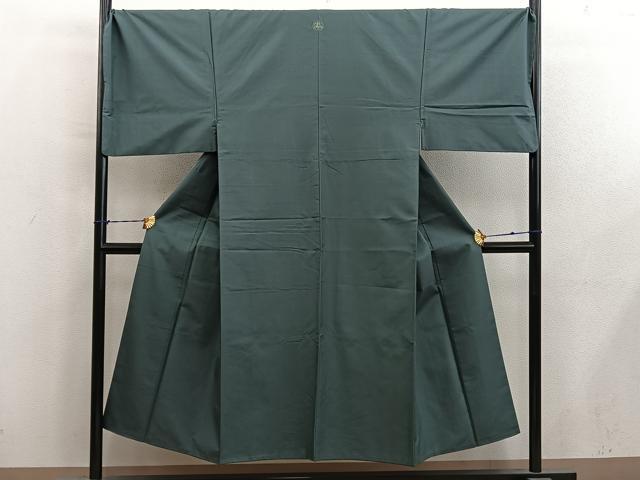 ■■■　サイズ　■■■ 身丈 144cm（肩から） 裄丈 72.5cm 袖丈 47cm　縫込み 7cm 袖幅 37.5cm 前幅 27cm 後幅 32cm 着物縫いこみ 内揚げ 0cm 裄 お袖側 約2.5cm　身頃側 約2cm ■■■　商品詳細　■■■ 【正絹・一つ紋】 状態は特に目立ったシミ汚れなどもなく大変良い状態です。 大変上質な逸品になります。 お安く出品致しますので、是非この機会にいかがでしょうか？ ■■■　注意事項　■■■ ■モニター発色の具合により色合いが異なる場合がございます。 ■寸法は多少の誤差が生じる場合がございますのでご了承ください。 ■縫込みの長さが左右非対称の場合は短い部分を記載しております。 左右非対称であってもご返品・お値引き等の保証は出来かねますので、ご了承の上ご購入をお願い致します。 ■シミ等のチェックには注意を払っておりますが、見落としがある場合もございますし、個人の見解も様々ですので神経質な方のご購入はお控えください。 ■汚れやシミの種類につきましては、専門ではない為、正確な判別が難しく商品説明では種類を特定せず、汚れやシミと記載させております。 恐れ入りますが、ご了承くださいますようお願い申し上げます。 ■箪笥に入っておりました着物や帯なので畳みシワや匂いがあるものもございます。 ■お休みは基本的に土日祝となりますが、その他臨時でお休みする場合がございますのでご了承ください。 ■商品の発送は平日のみの発送となります。 ■夜間と土曜、日曜日はお問い合わせの回答が遅れる場合がございます。 ■当店では、お直し、紋入れ、お手入れ等は承っておりません。 ■生地の状態（ヤケ、経年劣化等）によってはサイズ直しが出来ない場合がございます。 その点もどうかご了承のうえ、ご購入をお願いいたします。 ■弊社で取り扱う商品は一点ものにつき、時期や在庫状況に応じて金額が変更となる場合がございます。 ■検針は行っておりません。予めご了承いただきますようお願いいたします。 ■【洗える着物】と記載のある商品におきましては、商品お届け後に洗濯を行ってしまってからのご返品にはご対応しかねます。 念の為、専門店でのお手入れをお願いいたします。 ■写真に写っている物が全てになります。それ以外の付属品はございませんのでご了承ください。 ■状態に関する写真につきましては、掲載可能な写真枚数に限りがあるため、各箇所につき1枚参考画像を掲載しております。 ■着物のサイズ目安は下記を参考ください↓ ＜女性着物＞　お端折り次第で＋5cm　−1cmが着用可能サイズ 　例）身丈170cmの場合、身長160cm〜175cm ＜男性着物＞　身丈＋約25cm〜27cm程が適応身長 　例）身丈155cmの場合、身長180〜182cm
