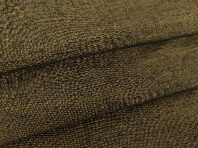 ■■■　サイズ　■■■ 身丈 139.5cm（肩から） 裄丈 69.5cm 袖丈 48.5cm　縫込み 5.5cm 袖幅 35cm 前幅 27.5cm 後幅 30.5cm 着物縫いこみ 内揚げ 8.5cm 裄 お袖側 約2cm　身頃側 約2.5cm ■■■　商品詳細　■■■ 【正絹】 状態は特に目立ったシミ汚れなどもなく大変良い状態です。 大変上質な逸品になります。 お安く出品致しますので、是非この機会にいかがでしょうか？ ■■■　注意事項　■■■ ■モニター発色の具合により色合いが異なる場合がございます。 ■寸法は多少の誤差が生じる場合がございますのでご了承ください。 ■縫込みの長さが左右非対称の場合は短い部分を記載しております。 左右非対称であってもご返品・お値引き等の保証は出来かねますので、ご了承の上ご購入をお願い致します。 ■シミ等のチェックには注意を払っておりますが、見落としがある場合もございますし、個人の見解も様々ですので神経質な方のご購入はお控えください。 ■箪笥に入っておりました着物や帯なので畳みシワや匂いがあるものもございます。 ■お休みは基本的に土日祝となりますが、その他臨時でお休みする場合がございますのでご了承ください。 ■商品の発送は平日のみの発送となります。 ■夜間と土曜、日曜日はお問い合わせの回答が遅れる場合がございます。 ■当店では、お直し、紋入れ、お手入れ等は承っておりません。 ■生地の状態（ヤケ、経年劣化等）によってはサイズ直しが出来ない場合がございます。 その点もどうかご了承のうえ、ご購入をお願いいたします。 ■弊社で取り扱う商品は一点ものにつき、時期や在庫状況に応じて金額が変更となる場合がございます。 ■検針は行っておりません。予めご了承いただきますようお願いいたします。 ■【洗える着物】と記載のある商品におきましては、商品お届け後に洗濯を行ってしまってからのご返品にはご対応しかねます。 念の為、専門店でのお手入れをお願いいたします。 ■写真に写っている物が全てになります。それ以外の付属品はございませんのでご了承ください。 ■着物のサイズ目安は下記を参考ください↓ ＜女性着物＞　お端折り次第で＋5cm　－1cmが着用可能サイズ 　例）身丈170cmの場合、身長160cm～175cm ＜男性着物＞　身丈＋約25cm～27cm程が適応身長 　例）身丈155cmの場合、身長180～182cm