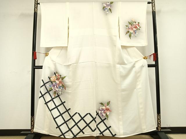 ■■■　サイズ　■■■ 身丈 158cm（肩から） 裄丈 64cm 袖丈 55cm　縫込み 3cm 袖幅 32.5cm 前幅 25cm 後幅 30cm 着物縫いこみ 内揚げ 6cm 裄 お袖側 約1cm　身頃側 約2cm ■■■　商品詳細　■■■ 【正絹】 状態は接写画像のように後身頃・衿・右袖後に薄い汚れがございますが その他特に目立ったシミ汚れなどもなく大変良い状態です。 大変上質な逸品になります。 お安く出品致しますので、是非この機会にいかがでしょうか？ ■■■　注意事項　■■■ ■モニター発色の具合により色合いが異なる場合がございます。 ■寸法は多少の誤差が生じる場合がございますのでご了承ください。 ■縫込みの長さが左右非対称の場合は短い部分を記載しております。 左右非対称であってもご返品・お値引き等の保証は出来かねますので、ご了承の上ご購入をお願い致します。 ■シミ等のチェックには注意を払っておりますが、見落としがある場合もございますし、個人の見解も様々ですので神経質な方のご購入はお控えください。 ■箪笥に入っておりました着物や帯なので畳みシワや匂いがあるものもございます。 ■お休みは基本的に土日祝となりますが、その他臨時でお休みする場合がございますのでご了承ください。 ■商品の発送は平日のみの発送となります。 ■夜間と土曜、日曜日はお問い合わせの回答が遅れる場合がございます。 ■当店では、お直し、紋入れ、お手入れ等は承っておりません。 ■生地の状態（ヤケ、経年劣化等）によってはサイズ直しが出来ない場合がございます。 その点もどうかご了承のうえ、ご購入をお願いいたします。 ■弊社で取り扱う商品は一点ものにつき、時期や在庫状況に応じて金額が変更となる場合がございます。 ■検針は行っておりません。予めご了承いただきますようお願いいたします。 ■【洗える着物】と記載のある商品におきましては、商品お届け後に洗濯を行ってしまってからのご返品にはご対応しかねます。 念の為、専門店でのお手入れをお願いいたします。 ■写真に写っている物が全てになります。それ以外の付属品はございませんのでご了承ください。 ■着物のサイズ目安は下記を参考ください↓ ＜女性着物＞　お端折り次第で＋5cm　－1cmが着用可能サイズ 　例）身丈170cmの場合、身長160cm～175cm ＜男性着物＞　身丈＋約25cm～27cm程が適応身長 　例）身丈155cmの場合、身長180～182cm