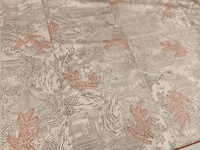 ■■■　サイズ　■■■ 身丈 152.5cm（肩から） 裄丈 67cm 袖丈 46.5cm　縫込み 7cm 袖幅 33.5cm 前幅 24cm 後幅 29.5cm 着物縫いこみ 内揚げ 0cm 裄 お袖側 約2cm　身頃側 約2cm ■■■　商品詳細　■■■ 【正絹】 状態は画像を添付しておりますので、そちらをご確認下さいますよう宜しくお願い致します。 大変上質な逸品になります。 お安く出品致しますので、是非この機会にいかがでしょうか？ ■■■　注意事項　■■■ ■モニター発色の具合により色合いが異なる場合がございます。 ■寸法は多少の誤差が生じる場合がございますのでご了承ください。 ■縫込みの長さが左右非対称の場合は短い部分を記載しております。 左右非対称であってもご返品・お値引き等の保証は出来かねますので、ご了承の上ご購入をお願い致します。 ■シミ等のチェックには注意を払っておりますが、見落としがある場合もございますし、個人の見解も様々ですので神経質な方のご購入はお控えください。 ■箪笥に入っておりました着物や帯なので畳みシワや匂いがあるものもございます。 ■お休みは基本的に土日祝となりますが、その他臨時でお休みする場合がございますのでご了承ください。 ■商品の発送は平日のみの発送となります。 ■夜間と土曜、日曜日はお問い合わせの回答が遅れる場合がございます。 ■当店では、お直し、紋入れ、お手入れ等は承っておりません。 ■生地の状態（ヤケ、経年劣化等）によってはサイズ直しが出来ない場合がございます。 その点もどうかご了承のうえ、ご購入をお願いいたします。 ■弊社で取り扱う商品は一点ものにつき、時期や在庫状況に応じて金額が変更となる場合がございます。 ■検針は行っておりません。予めご了承いただきますようお願いいたします。 ■【洗える着物】と記載のある商品におきましては、商品お届け後に洗濯を行ってしまってからのご返品にはご対応しかねます。 念の為、専門店でのお手入れをお願いいたします。 ■着物のサイズ目安は下記を参考ください↓ ＜女性着物＞　お端折り次第で＋5cm　−1cmが着用可能サイズ 　例）身丈170cmの場合、身長160cm〜175cm ＜男性着物＞　身丈＋約25cm〜27cm程が適応身長 　例）身丈155cmの場合、身長180〜182cm