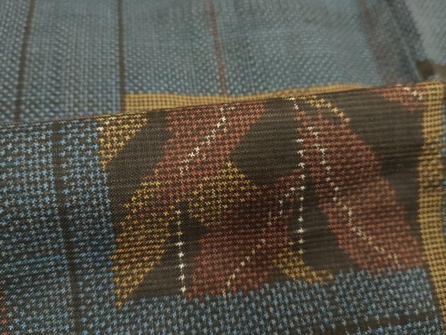 ■■■　サイズ　■■■ 身丈 164cm（肩から） 裄丈 66cm 袖丈 48cm　縫込み 3.5cm 袖幅 34cm 前幅 23cm 後幅 29cm 着物縫いこみ 内揚げ 0cm 裄 お袖側 約2cm　身頃側 約1.5cm ■■■　商品詳細　■■■ 【正絹】 状態は画像を添付しておりますので、そちらをご確認下さいますよう宜しくお願い致します。 大変上質な逸品になります。 お安く出品致しますので、是非この機会にいかがでしょうか？ ■■■　注意事項　■■■ ■モニター発色の具合により色合いが異なる場合がございます。 ■寸法は多少の誤差が生じる場合がございますのでご了承ください。 ■縫込みの長さが左右非対称の場合は短い部分を記載しております。 左右非対称であってもご返品・お値引き等の保証は出来かねますので、ご了承の上ご購入をお願い致します。 ■シミ等のチェックには注意を払っておりますが、見落としがある場合もございますし、個人の見解も様々ですので神経質な方のご購入はお控えください。 ■箪笥に入っておりました着物や帯なので畳みシワや匂いがあるものもございます。 ■お休みは基本的に土日祝となりますが、その他臨時でお休みする場合がございますのでご了承ください。 ■商品の発送は平日のみの発送となります。 ■夜間と土曜、日曜日はお問い合わせの回答が遅れる場合がございます。 ■当店では、お直し、紋入れ、お手入れ等は承っておりません。 ■生地の状態（ヤケ、経年劣化等）によってはサイズ直しが出来ない場合がございます。 その点もどうかご了承のうえ、ご購入をお願いいたします。 ■弊社で取り扱う商品は一点ものにつき、時期や在庫状況に応じて金額が変更となる場合がございます。 ■検針は行っておりません。予めご了承いただきますようお願いいたします。 ■【洗える着物】と記載のある商品におきましては、商品お届け後に洗濯を行ってしまってからのご返品にはご対応しかねます。 念の為、専門店でのお手入れをお願いいたします。 ■着物のサイズ目安は下記を参考ください↓ ＜女性着物＞　お端折り次第で＋5cm　−1cmが着用可能サイズ 　例）身丈170cmの場合、身長160cm〜175cm ＜男性着物＞　身丈＋約25cm〜27cm程が適応身長 　例）身丈155cmの場合、身長180〜182cm