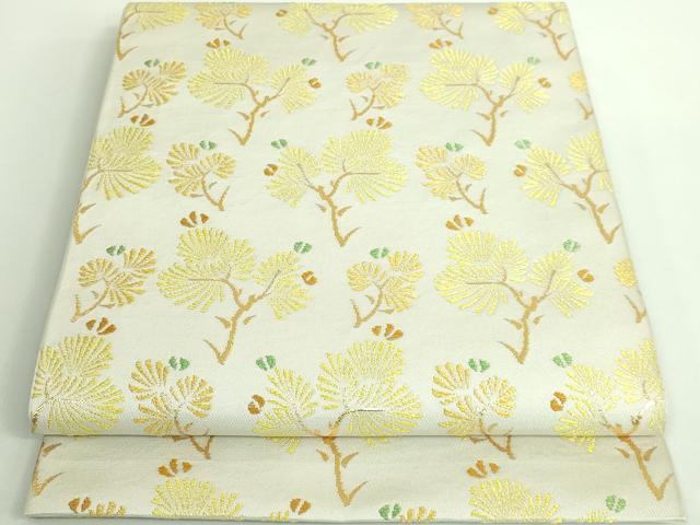 ■■■　サイズ　■■■ 長さ 452cm　幅 31cm程 ■■■　商品詳細　■■■ 【正絹：75％・化繊：25％】 状態は締めてはおりますが 特に目立ったシミ汚れなどもなく大変良い状態です。 伝統的な西陣にあって、常に斬新な発想と 革新的な技法の習得により新境地を切り開いてきた龍村美術織物。 古典的かつ独創的な見事な織りの世界が帯の上にいかんなく表現されました。 初代龍村平藏が残した技法は現代へ余すことなく受け継がれ、 様々な製品を形づくる要素として今なお息づいています。 大変上質な極上の逸品になります。 お安く出品致しますので、是非この機会にいかがでしょうか？ ■■■　注意事項　■■■ ■モニター発色の具合により色合いが異なる場合がございます。 ■寸法は多少の誤差が生じる場合がございますのでご了承ください。 ■縫込みの長さが左右非対称の場合は短い部分を記載しております。 左右非対称であってもご返品・お値引き等の保証は出来かねますので、ご了承の上ご購入をお願い致します。 ■シミ等のチェックには注意を払っておりますが、見落としがある場合もございますし、個人の見解も様々ですので神経質な方のご購入はお控えください。 ■箪笥に入っておりました着物や帯なので畳みシワや匂いがあるものもございます。 ■お休みは基本的に土日祝となりますが、その他臨時でお休みする場合がございますのでご了承ください。 ■商品の発送は平日のみの発送となります。 ■夜間と土曜、日曜日はお問い合わせの回答が遅れる場合がございます。 ■当店では、お直し、紋入れ、お手入れ等は承っておりません。 ■生地の状態（ヤケ、経年劣化等）によってはサイズ直しが出来ない場合がございます。 その点もどうかご了承のうえ、ご購入をお願いいたします。 ■弊社で取り扱う商品は一点ものにつき、時期や在庫状況に応じて金額が変更となる場合がございます。 ■検針は行っておりません。予めご了承いただきますようお願いいたします。 ■【洗える着物】と記載のある商品におきましては、商品お届け後に洗濯を行ってしまってからのご返品にはご対応しかねます。 念の為、専門店でのお手入れをお願いいたします。 ■着物のサイズ目安は下記を参考ください↓ ＜女性着物＞　お端折り次第で＋5?　−10?が着用可能サイズ 　例）身丈170?の場合、身長160?〜175? ＜男性着物＞　身丈＋約25?〜27?程が適応身長 　例）身丈155?の場合、身長180〜182?