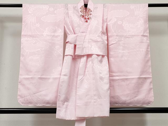 ■■■　サイズ　■■■ 【長襦袢】 身丈 83cm（肩から） 裄丈 47.5cm（肩上げ　4cm） 袖丈 74.5cm　縫込み 3cm 袖幅 30.5cm 前幅 20cm 後幅 25.5cm 着物縫いこみ 内揚げ 0cm （腰上げ　14cm） 裄 お袖側 約5cm　身頃側 約1cm ■■■　商品詳細　■■■ 長襦袢【化繊】 状態は特に目立ったシミ汚れなどもなく大変良い状態です。 お安く出品致しますので、是非この機会にいかがでしょうか？ ※ご自身で洗濯された場合の保証はできかねます。専門店にご相談ください。 ■■■　注意事項　■■■ ■モニター発色の具合により色合いが異なる場合がございます。 ■寸法は多少の誤差が生じる場合がございますのでご了承ください。 ■縫込みの長さが左右非対称の場合は短い部分を記載しております。 左右非対称であってもご返品・お値引き等の保証は出来かねますので、ご了承の上ご購入をお願い致します。 ■シミ等のチェックには注意を払っておりますが、見落としがある場合もございますし、個人の見解も様々ですので神経質な方のご購入はお控えください。 ■箪笥に入っておりました着物や帯なので畳みシワや匂いがあるものもございます。 ■お休みは基本的に土日祝となりますが、その他臨時でお休みする場合がございますのでご了承ください。 ■商品の発送は平日のみの発送となります。 ■夜間と土曜、日曜日はお問い合わせの回答が遅れる場合がございます。 ■当店では、お直し、紋入れ、お手入れ等は承っておりません。 ■生地の状態（ヤケ、経年劣化等）によってはサイズ直しが出来ない場合がございます。 その点もどうかご了承のうえ、ご購入をお願いいたします。 ■弊社で取り扱う商品は一点ものにつき、時期や在庫状況に応じて金額が変更となる場合がございます。 ■検針は行っておりません。予めご了承いただきますようお願いいたします。 ■【洗える着物】と記載のある商品におきましては、商品お届け後に洗濯を行ってしまってからのご返品にはご対応しかねます。 念の為、専門店でのお手入れをお願いいたします。 ■写真に写っている物が全てになります。それ以外の付属品はございませんのでご了承ください。 ■状態に関する写真につきましては、掲載可能な写真枚数に限りがあるため、各箇所につき1枚参考画像を掲載しております。 ■着物のサイズ目安は下記を参考ください↓ ＜女性着物＞　お端折り次第で＋5cm　−1cmが着用可能サイズ 　例）身丈170cmの場合、身長160cm〜175cm ＜男性着物＞　身丈＋約25cm〜27cm程が適応身長 　例）身丈155cmの場合、身長180〜182cm