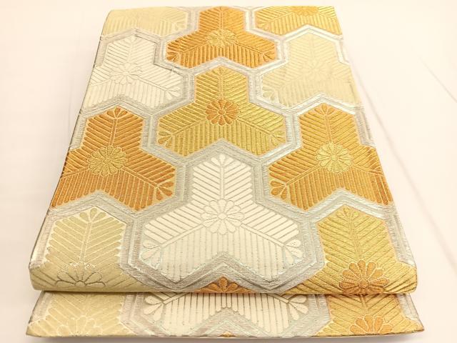 ■■■　サイズ　■■■ 長さ 404cm 幅 30.5cm程 ■■■　商品詳細　■■■ 【正絹・芯なし】 詳細に関しましては、画像をご確認ください。 大変上質な逸品になります。 お安く出品致しますので、是非この機会にいかがでしょうか？ ■■■　注意事項　■■■ ■モニター発色の具合により色合いが異なる場合がございます。 ■寸法は多少の誤差が生じる場合がございますのでご了承ください。 ■縫込みの長さが左右非対称の場合は短い部分を記載しております。 左右非対称であってもご返品・お値引き等の保証は出来かねますので、ご了承の上ご購入をお願い致します。 ■シミ等のチェックには注意を払っておりますが、見落としがある場合もございますし、個人の見解も様々ですので神経質な方のご購入はお控えください。 ■箪笥に入っておりました着物や帯なので畳みシワや匂いがあるものもございます。 ■お休みは基本的に土日祝となりますが、その他臨時でお休みする場合がございますのでご了承ください。 ■商品の発送は平日のみの発送となります。 ■夜間と土曜、日曜日はお問い合わせの回答が遅れる場合がございます。 ■当店では、お直し、紋入れ、お手入れ等は承っておりません。 ■生地の状態（ヤケ、経年劣化等）によってはサイズ直しが出来ない場合がございます。 その点もどうかご了承のうえ、ご購入をお願いいたします。 ■弊社で取り扱う商品は一点ものにつき、時期や在庫状況に応じて金額が変更となる場合がございます。 ■検針は行っておりません。予めご了承いただきますようお願いいたします。 ■【洗える着物】と記載のある商品におきましては、商品お届け後に洗濯を行ってしまってからのご返品にはご対応しかねます。 念の為、専門店でのお手入れをお願いいたします。 ■着物のサイズ目安は下記を参考ください↓ ＜女性着物＞　お端折り次第で＋5cm　−1cmが着用可能サイズ 　例）身丈170cmの場合、身長160cm〜175cm ＜男性着物＞　身丈＋約25cm〜27cm程が適応身長 　例）身丈155cmの場合、身長180〜182cm