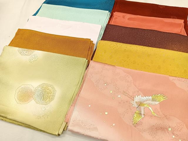 ■■■　商品詳細　■■■ 【正絹】 状態は特に目立ったシミ汚れなどもなく大変良い状態です。 大変上質な極上の逸品になります。 お安く出品致しますので、 ■■■　注意事項　■■■ ■モニター発色の具合により色合いが異なる場合がございます。 ■寸法は多少の誤差が生じる場合がございますのでご了承ください。 ■縫込みの長さが左右非対称の場合は短い部分を記載しております。 左右非対称であってもご返品・お値引き等の保証は出来かねますので、ご了承の上ご購入をお願い致します。 ■シミ等のチェックには注意を払っておりますが、見落としがある場合もございますし、個人の見解も様々ですので神経質な方のご購入はお控えください。 ■箪笥に入っておりました着物や帯なので畳みシワや匂いがあるものもございます。 ■お休みは基本的に土日祝となりますが、その他臨時でお休みする場合がございますのでご了承ください。 ■商品の発送は平日のみの発送となります。 ■夜間と土曜、日曜日はお問い合わせの回答が遅れる場合がございます。 ■当店では、お直し、紋入れ、お手入れ等は承っておりません。 ■生地の状態（ヤケ、経年劣化等）によってはサイズ直しが出来ない場合がございます。 その点もどうかご了承のうえ、ご購入をお願いいたします。 ■弊社で取り扱う商品は一点ものにつき、時期や在庫状況に応じて金額が変更となる場合がございます。 ■検針は行っておりません。予めご了承いただきますようお願いいたします。 ■【洗える着物】と記載のある商品におきましては、商品お届け後に洗濯を行ってしまってからのご返品にはご対応しかねます。 念の為、専門店でのお手入れをお願いいたします。 ■着物のサイズ目安は下記を参考ください↓ ＜女性着物＞　お端折り次第で＋5cm　−1cmが着用可能サイズ 　例）身丈170cmの場合、身長160cm〜175cm ＜男性着物＞　身丈＋約25cm〜27cm程が適応身長 　例）身丈155cmの場合、身長180〜182cm