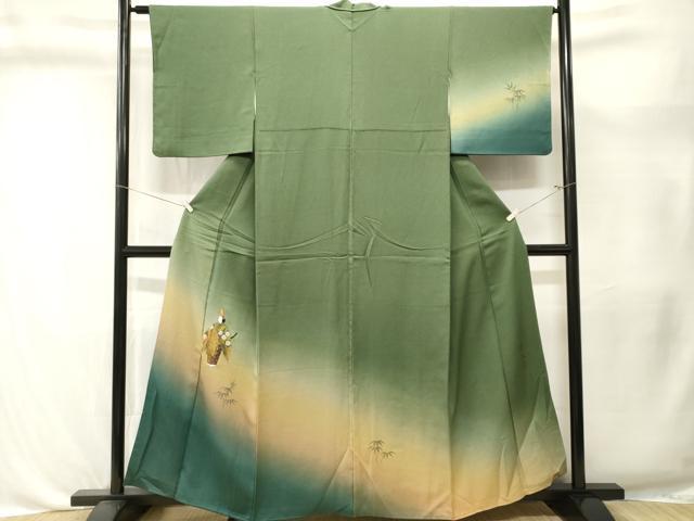 ■■■　サイズ　■■■ 身丈 158cm（肩から） 裄丈 64cm 袖丈 48cm　縫込み 2cm 袖幅 33cm 前幅 25cm 後幅 30.5cm 着物縫いこみ 内揚げ 4cm 裄 お袖側 約3cm　身頃側 約3cm ■■■　商品詳細　■■■ 【正絹】 状態は特に目立ったシミ汚れなどもなく大変良い状態です。 大変上質な逸品になります。 お安く出品致しますので、是非この機会にいかがでしょうか？ ※若干着用シワがございます。 ■■■　注意事項　■■■ ■モニター発色の具合により色合いが異なる場合がございます。 ■寸法は多少の誤差が生じる場合がございますのでご了承ください。 ■縫込みの長さが左右非対称の場合は短い部分を記載しております。 左右非対称であってもご返品・お値引き等の保証は出来かねますので、ご了承の上ご購入をお願い致します。 ■シミ等のチェックには注意を払っておりますが、見落としがある場合もございますし、個人の見解も様々ですので神経質な方のご購入はお控えください。 ■箪笥に入っておりました着物や帯なので畳みシワや匂いがあるものもございます。 ■お休みは基本的に土日祝となりますが、その他臨時でお休みする場合がございますのでご了承ください。 ■商品の発送は平日のみの発送となります。 ■夜間と土曜、日曜日はお問い合わせの回答が遅れる場合がございます。 ■当店では、お直し、紋入れ、お手入れ等は承っておりません。 ■生地の状態（ヤケ、経年劣化等）によってはサイズ直しが出来ない場合がございます。 その点もどうかご了承のうえ、ご購入をお願いいたします。 ■弊社で取り扱う商品は一点ものにつき、時期や在庫状況に応じて金額が変更となる場合がございます。 ■検針は行っておりません。予めご了承いただきますようお願いいたします。 ■【洗える着物】と記載のある商品におきましては、商品お届け後に洗濯を行ってしまってからのご返品にはご対応しかねます。 念の為、専門店でのお手入れをお願いいたします。 ■写真に写っている物が全てになります。それ以外の付属品はございませんのでご了承ください。 ■状態に関する写真につきましては、掲載可能な写真枚数に限りがあるため、各箇所につき1枚参考画像を掲載しております。 ■着物のサイズ目安は下記を参考ください↓ ＜女性着物＞　お端折り次第で＋5cm　−1cmが着用可能サイズ 　例）身丈170cmの場合、身長160cm〜175cm ＜男性着物＞　身丈＋約25cm〜27cm程が適応身長 　例）身丈155cmの場合、身長180〜182cm