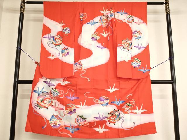 ■■■　サイズ　■■■ 【祝着】 身丈 130.5cm（肩から） 裄丈 48.5cm（肩上げ　3.5cm） 袖丈 76cm　縫込み 2.5cm 袖幅 31cm 前幅 18cm 後幅 24.5cm 着物縫いこみ 内揚げ 0cm （腰上げ　0cm） 裄 お袖側 約2cm　身頃側 約0cm ■■■　商品詳細　■■■ 着物【化繊】の状態は接写画像のように両袖前に汚れがございますが その他特に目立ったシミ汚れなどもなく大変良い状態です。 お安く出品致しますので、是非この機会にいかがでしょうか？ ■■■　注意事項　■■■ ■モニター発色の具合により色合いが異なる場合がございます。 ■寸法は多少の誤差が生じる場合がございますのでご了承ください。 ■縫込みの長さが左右非対称の場合は短い部分を記載しております。 左右非対称であってもご返品・お値引き等の保証は出来かねますので、ご了承の上ご購入をお願い致します。 ■シミ等のチェックには注意を払っておりますが、見落としがある場合もございますし、個人の見解も様々ですので神経質な方のご購入はお控えください。 ■箪笥に入っておりました着物や帯なので畳みシワや匂いがあるものもございます。 ■お休みは基本的に土日祝となりますが、その他臨時でお休みする場合がございますのでご了承ください。 ■商品の発送は平日のみの発送となります。 ■夜間と土曜、日曜日はお問い合わせの回答が遅れる場合がございます。 ■当店では、お直し、紋入れ、お手入れ等は承っておりません。 ■生地の状態（ヤケ、経年劣化等）によってはサイズ直しが出来ない場合がございます。 その点もどうかご了承のうえ、ご購入をお願いいたします。 ■弊社で取り扱う商品は一点ものにつき、時期や在庫状況に応じて金額が変更となる場合がございます。 ■検針は行っておりません。予めご了承いただきますようお願いいたします。 ■【洗える着物】と記載のある商品におきましては、商品お届け後に洗濯を行ってしまってからのご返品にはご対応しかねます。 念の為、専門店でのお手入れをお願いいたします。 ■写真に写っている物が全てになります。それ以外の付属品はございませんのでご了承ください。 ■状態に関する写真につきましては、掲載可能な写真枚数に限りがあるため、各箇所につき1枚参考画像を掲載しております。 ■着物のサイズ目安は下記を参考ください↓ ＜女性着物＞　お端折り次第で＋5cm　−1cmが着用可能サイズ 　例）身丈170cmの場合、身長160cm〜175cm ＜男性着物＞　身丈＋約25cm〜27cm程が適応身長 　例）身丈155cmの場合、身長180〜182cm