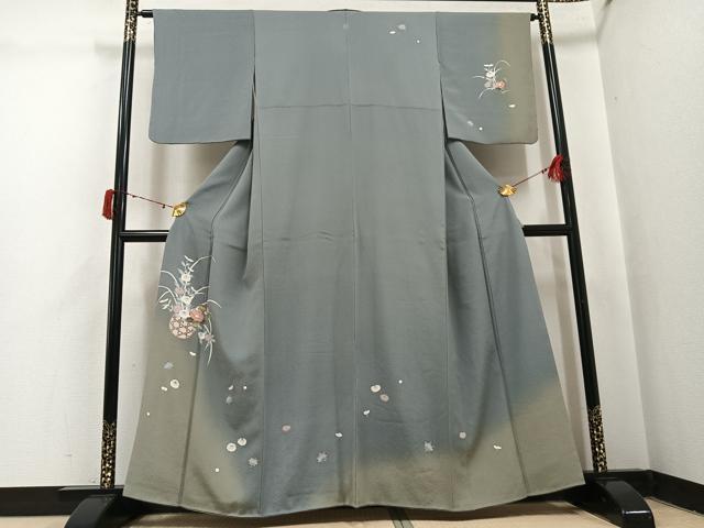 ■■■　サイズ　■■■ 身丈 158.5cm（肩から） 裄丈 63cm 袖丈 48cm　縫込み 5.5cm 袖幅 32.5cm 前幅 23cm 後幅 30.5cm 着物縫いこみ 内揚げ 6cm 裄 お袖側 約3cm　身頃側 約3cm ■■■　商品詳細　■■■ 【正絹・一つ紋】 状態は接写画像のように衿山に薄い汚れがございますが その他特に目立ったシミ汚れなどもなく大変良い状態です。 大変上質な逸品になります。 お安く出品致しますので、是非この機会にいかがでしょうか？ ■■■　注意事項　■■■ ■モニター発色の具合により色合いが異なる場合がございます。 ■寸法は多少の誤差が生じる場合がございますのでご了承ください。 ■縫込みの長さが左右非対称の場合は短い部分を記載しております。 左右非対称であってもご返品・お値引き等の保証は出来かねますので、ご了承の上ご購入をお願い致します。 ■シミ等のチェックには注意を払っておりますが、見落としがある場合もございますし、個人の見解も様々ですので神経質な方のご購入はお控えください。 ■箪笥に入っておりました着物や帯なので畳みシワや匂いがあるものもございます。 ■お休みは基本的に土日祝となりますが、その他臨時でお休みする場合がございますのでご了承ください。 ■商品の発送は平日のみの発送となります。 ■夜間と土曜、日曜日はお問い合わせの回答が遅れる場合がございます。 ■当店では、お直し、紋入れ、お手入れ等は承っておりません。 ■生地の状態（ヤケ、経年劣化等）によってはサイズ直しが出来ない場合がございます。 その点もどうかご了承のうえ、ご購入をお願いいたします。 ■弊社で取り扱う商品は一点ものにつき、時期や在庫状況に応じて金額が変更となる場合がございます。 ■検針は行っておりません。予めご了承いただきますようお願いいたします。 ■【洗える着物】と記載のある商品におきましては、商品お届け後に洗濯を行ってしまってからのご返品にはご対応しかねます。 念の為、専門店でのお手入れをお願いいたします。 ■写真に写っている物が全てになります。それ以外の付属品はございませんのでご了承ください。 ■状態に関する写真につきましては、掲載可能な写真枚数に限りがあるため、各箇所につき1枚参考画像を掲載しております。 ■着物のサイズ目安は下記を参考ください↓ ＜女性着物＞　お端折り次第で＋5cm　－1cmが着用可能サイズ 　例）身丈170cmの場合、身長160cm～175cm ＜男性着物＞　身丈＋約25cm～27cm程が適応身長 　例）身丈155cmの場合、身長180～182cm