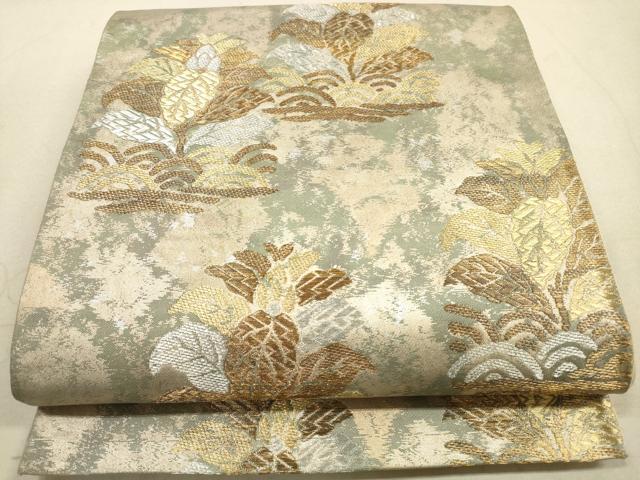 ■■■　サイズ　■■■ 長さ 412cm 幅 30.5cm程 ■■■　商品詳細　■■■ 【正絹・芯なし】 詳細に関しましては、画像をご確認ください。 大変上質な逸品になります。 お安く出品致しますので、是非この機会にいかがでしょうか？ ※汚れ等に関しましては、着用時には見えない部分になるかと思いますのであまり気にならずお召になれるかと思います。 ■■■　注意事項　■■■ ■モニター発色の具合により色合いが異なる場合がございます。 ■寸法は多少の誤差が生じる場合がございますのでご了承ください。 ■縫込みの長さが左右非対称の場合は短い部分を記載しております。 左右非対称であってもご返品・お値引き等の保証は出来かねますので、ご了承の上ご購入をお願い致します。 ■シミ等のチェックには注意を払っておりますが、見落としがある場合もございますし、個人の見解も様々ですので神経質な方のご購入はお控えください。 ■箪笥に入っておりました着物や帯なので畳みシワや匂いがあるものもございます。 ■お休みは基本的に土日祝となりますが、その他臨時でお休みする場合がございますのでご了承ください。 ■商品の発送は平日のみの発送となります。 ■夜間と土曜、日曜日はお問い合わせの回答が遅れる場合がございます。 ■当店では、お直し、紋入れ、お手入れ等は承っておりません。 ■生地の状態（ヤケ、経年劣化等）によってはサイズ直しが出来ない場合がございます。 その点もどうかご了承のうえ、ご購入をお願いいたします。 ■弊社で取り扱う商品は一点ものにつき、時期や在庫状況に応じて金額が変更となる場合がございます。 ■検針は行っておりません。予めご了承いただきますようお願いいたします。 ■【洗える着物】と記載のある商品におきましては、商品お届け後に洗濯を行ってしまってからのご返品にはご対応しかねます。 念の為、専門店でのお手入れをお願いいたします。 ■着物のサイズ目安は下記を参考ください↓ ＜女性着物＞　お端折り次第で＋5cm　−1cmが着用可能サイズ 　例）身丈170cmの場合、身長160cm〜175cm ＜男性着物＞　身丈＋約25cm〜27cm程が適応身長 　例）身丈155cmの場合、身長180〜182cm