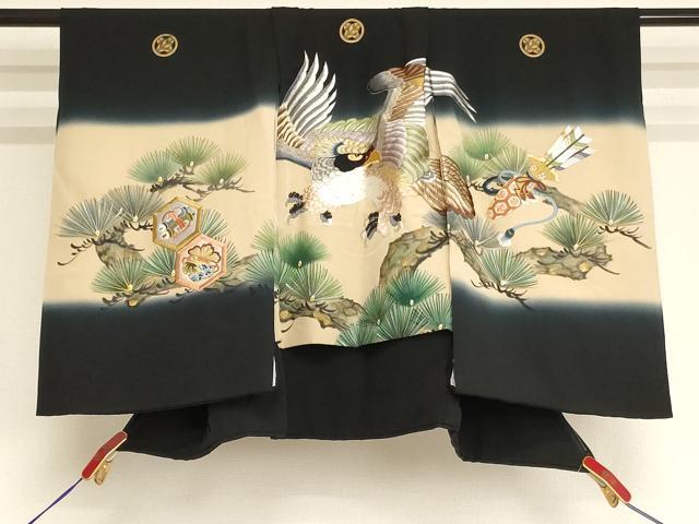 ■■■　サイズ　■■■ 【祝着】 身丈 62cm（肩から） 裄丈 39.5cm（肩上げ　3.5cm） 袖丈 57cm　縫込み 2cm 袖幅 30cm 前幅 15cm 後幅 17cm 着物縫いこみ 内揚げ 0cm （腰上げ　18cm） 裄 お袖側 約2cm　身頃側 約0cm ■■■　商品詳細　■■■ 着物【正絹・五つ紋】の状態は特に目立ったシミ汚れなどもなく大変良い状態です。 大変上質な逸品になります。 お安く出品致しますので、是非この機会にいかがでしょうか？ ※大名袖になっております。 ■■■　注意事項　■■■ ■モニター発色の具合により色合いが異なる場合がございます。 ■寸法は多少の誤差が生じる場合がございますのでご了承ください。 ■縫込みの長さが左右非対称の場合は短い部分を記載しております。 左右非対称であってもご返品・お値引き等の保証は出来かねますので、ご了承の上ご購入をお願い致します。 ■シミ等のチェックには注意を払っておりますが、見落としがある場合もございますし、個人の見解も様々ですので神経質な方のご購入はお控えください。 ■箪笥に入っておりました着物や帯なので畳みシワや匂いがあるものもございます。 ■お休みは基本的に土日祝となりますが、その他臨時でお休みする場合がございますのでご了承ください。 ■商品の発送は平日のみの発送となります。 ■夜間と土曜、日曜日はお問い合わせの回答が遅れる場合がございます。 ■当店では、お直し、紋入れ、お手入れ等は承っておりません。 ■生地の状態（ヤケ、経年劣化等）によってはサイズ直しが出来ない場合がございます。 その点もどうかご了承のうえ、ご購入をお願いいたします。 ■弊社で取り扱う商品は一点ものにつき、時期や在庫状況に応じて金額が変更となる場合がございます。 ■検針は行っておりません。予めご了承いただきますようお願いいたします。 ■【洗える着物】と記載のある商品におきましては、商品お届け後に洗濯を行ってしまってからのご返品にはご対応しかねます。 念の為、専門店でのお手入れをお願いいたします。 ■写真に写っている物が全てになります。それ以外の付属品はございませんのでご了承ください。 ■状態に関する写真につきましては、掲載可能な写真枚数に限りがあるため、各箇所につき1枚参考画像を掲載しております。 ■着物のサイズ目安は下記を参考ください↓ ＜女性着物＞　お端折り次第で＋5cm　−1cmが着用可能サイズ 　例）身丈170cmの場合、身長160cm〜175cm ＜男性着物＞　身丈＋約25cm〜27cm程が適応身長 　例）身丈155cmの場合、身長180〜182cm