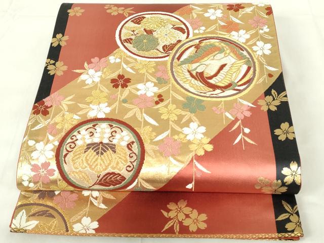 ■■■　サイズ　■■■ 長さ 428cm 幅 30.5cm程 ■■■　商品詳細　■■■ 【正絹・芯なし】 詳細に関しましては、画像をご確認ください。 大変上質な逸品になります。 お安く出品致しますので、是非この機会にいかがでしょうか？ ※汚れ等に関しましては、着用時には見えない部分になるかと思いますのであまり気にならずお召になれるかと思います。 ■■■　注意事項　■■■ ■モニター発色の具合により色合いが異なる場合がございます。 ■寸法は多少の誤差が生じる場合がございますのでご了承ください。 ■縫込みの長さが左右非対称の場合は短い部分を記載しております。 左右非対称であってもご返品・お値引き等の保証は出来かねますので、ご了承の上ご購入をお願い致します。 ■シミ等のチェックには注意を払っておりますが、見落としがある場合もございますし、個人の見解も様々ですので神経質な方のご購入はお控えください。 ■箪笥に入っておりました着物や帯なので畳みシワや匂いがあるものもございます。 ■お休みは基本的に土日祝となりますが、その他臨時でお休みする場合がございますのでご了承ください。 ■商品の発送は平日のみの発送となります。 ■夜間と土曜、日曜日はお問い合わせの回答が遅れる場合がございます。 ■当店では、お直し、紋入れ、お手入れ等は承っておりません。 ■生地の状態（ヤケ、経年劣化等）によってはサイズ直しが出来ない場合がございます。 その点もどうかご了承のうえ、ご購入をお願いいたします。 ■弊社で取り扱う商品は一点ものにつき、時期や在庫状況に応じて金額が変更となる場合がございます。 ■検針は行っておりません。予めご了承いただきますようお願いいたします。 ■【洗える着物】と記載のある商品におきましては、商品お届け後に洗濯を行ってしまってからのご返品にはご対応しかねます。 念の為、専門店でのお手入れをお願いいたします。 ■着物のサイズ目安は下記を参考ください↓ ＜女性着物＞　お端折り次第で＋5cm　−1cmが着用可能サイズ 　例）身丈170cmの場合、身長160cm〜175cm ＜男性着物＞　身丈＋約25cm〜27cm程が適応身長 　例）身丈155cmの場合、身長180〜182cm