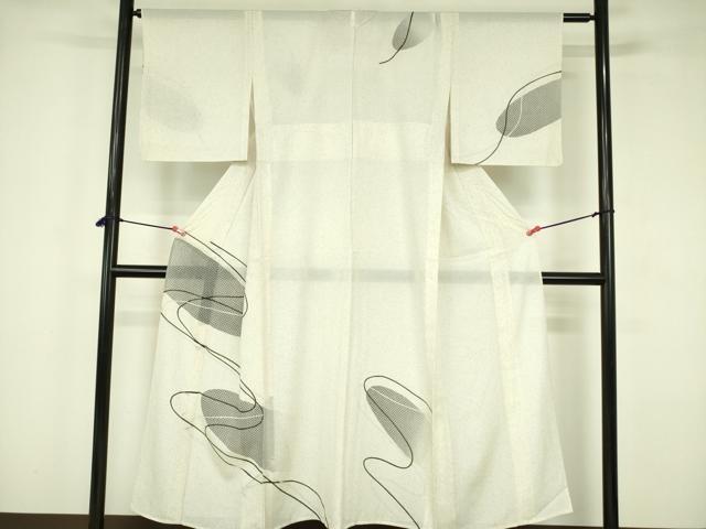 ■■■　サイズ　■■■ 身丈 150cm（肩から） 裄丈 62cm 袖丈 47cm　縫込み 3cm 袖幅 32cm 前幅 23cm 後幅 29cm 着物縫いこみ 内揚げ 9cm 裄 お袖側 約1.5cm　身頃側 約2cm ■■■　商品詳細　■■■ 【正絹】 状態は接写画像のように衿山に薄い汚れがございますが その他特に目立ったシミ汚れなどもなく大変良い状態です。 大変上質な逸品になります。 お安く出品致しますので、是非この機会にいかがでしょうか？ ■■■　注意事項　■■■ ■モニター発色の具合により色合いが異なる場合がございます。 ■寸法は多少の誤差が生じる場合がございますのでご了承ください。 ■縫込みの長さが左右非対称の場合は短い部分を記載しております。 左右非対称であってもご返品・お値引き等の保証は出来かねますので、ご了承の上ご購入をお願い致します。 ■シミ等のチェックには注意を払っておりますが、見落としがある場合もございますし、個人の見解も様々ですので神経質な方のご購入はお控えください。 ■箪笥に入っておりました着物や帯なので畳みシワや匂いがあるものもございます。 ■お休みは基本的に土日祝となりますが、その他臨時でお休みする場合がございますのでご了承ください。 ■商品の発送は平日のみの発送となります。 ■夜間と土曜、日曜日はお問い合わせの回答が遅れる場合がございます。 ■当店では、お直し、紋入れ、お手入れ等は承っておりません。 ■生地の状態（ヤケ、経年劣化等）によってはサイズ直しが出来ない場合がございます。 その点もどうかご了承のうえ、ご購入をお願いいたします。 ■弊社で取り扱う商品は一点ものにつき、時期や在庫状況に応じて金額が変更となる場合がございます。 ■検針は行っておりません。予めご了承いただきますようお願いいたします。 ■【洗える着物】と記載のある商品におきましては、商品お届け後に洗濯を行ってしまってからのご返品にはご対応しかねます。 念の為、専門店でのお手入れをお願いいたします。 ■写真に写っている物が全てになります。それ以外の付属品はございませんのでご了承ください。 ■状態に関する写真につきましては、掲載可能な写真枚数に限りがあるため、各箇所につき1枚参考画像を掲載しております。 ■着物のサイズ目安は下記を参考ください↓ ＜女性着物＞　お端折り次第で＋5cm　－1cmが着用可能サイズ 　例）身丈170cmの場合、身長160cm～175cm ＜男性着物＞　身丈＋約25cm～27cm程が適応身長 　例）身丈155cmの場合、身長180～182cm