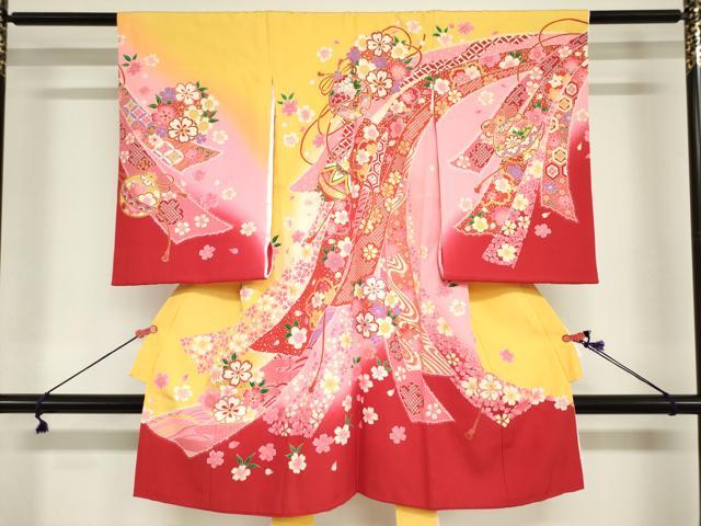 ■■■　サイズ　■■■ 【着物】 身丈 99.5cm（肩から） 裄丈 47cm 袖丈 56.5cm ■■■　商品詳細　■■■ 産着【表地：正絹・裏地：ポリエステル100％・襦袢：ポリエステル100％】 状態は特に目立ったシミ汚れなどもなく大変良い状態です。 大変上質な逸品になります。 お安く出品致しますので、是非この機会にいかがでしょうか？ ■■■　注意事項　■■■ ■モニター発色の具合により色合いが異なる場合がございます。 ■寸法は多少の誤差が生じる場合がございますのでご了承ください。 ■縫込みの長さが左右非対称の場合は短い部分を記載しております。 左右非対称であってもご返品・お値引き等の保証は出来かねますので、ご了承の上ご購入をお願い致します。 ■シミ等のチェックには注意を払っておりますが、見落としがある場合もございますし、個人の見解も様々ですので神経質な方のご購入はお控えください。 ■箪笥に入っておりました着物や帯なので畳みシワや匂いがあるものもございます。 ■お休みは基本的に土日祝となりますが、その他臨時でお休みする場合がございますのでご了承ください。 ■商品の発送は平日のみの発送となります。 ■夜間と土曜、日曜日はお問い合わせの回答が遅れる場合がございます。 ■当店では、お直し、紋入れ、お手入れ等は承っておりません。 ■生地の状態（ヤケ、経年劣化等）によってはサイズ直しが出来ない場合がございます。 その点もどうかご了承のうえ、ご購入をお願いいたします。 ■弊社で取り扱う商品は一点ものにつき、時期や在庫状況に応じて金額が変更となる場合がございます。 ■検針は行っておりません。予めご了承いただきますようお願いいたします。 ■【洗える着物】と記載のある商品におきましては、商品お届け後に洗濯を行ってしまってからのご返品にはご対応しかねます。 念の為、専門店でのお手入れをお願いいたします。 ■写真に写っている物が全てになります。それ以外の付属品はございませんのでご了承ください。 ■状態に関する写真につきましては、掲載可能な写真枚数に限りがあるため、各箇所につき1枚参考画像を掲載しております。 ■着物のサイズ目安は下記を参考ください↓ ＜女性着物＞　お端折り次第で＋5cm　−1cmが着用可能サイズ 　例）身丈170cmの場合、身長160cm〜175cm ＜男性着物＞　身丈＋約25cm〜27cm程が適応身長 　例）身丈155cmの場合、身長180〜182cm