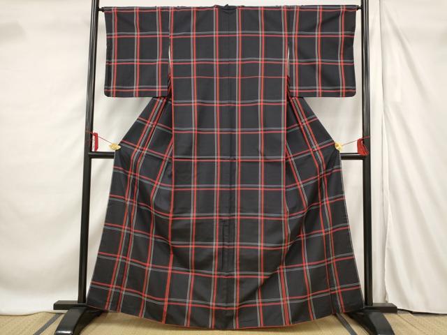 ■■■　サイズ　■■■ 身丈 162cm（肩から） 裄丈 65cm 袖丈 49cm　縫込み 4cm 袖幅 33cm 前幅 24cm 後幅 29.5cm 着物縫いこみ 内揚げ 0cm 裄 お袖側 約2cm　身頃側 約3cm ■■■　商品詳細　■■■ 【正絹】 状態は画像を添付しておりますので、そちらをご確認下さいますよう宜しくお願い致します。 大変上質な逸品になります。 お安く出品致しますので、是非この機会にいかがでしょうか？ ■■■　注意事項　■■■ ■モニター発色の具合により色合いが異なる場合がございます。 ■寸法は多少の誤差が生じる場合がございますのでご了承ください。 ■縫込みの長さが左右非対称の場合は短い部分を記載しております。 左右非対称であってもご返品・お値引き等の保証は出来かねますので、ご了承の上ご購入をお願い致します。 ■シミ等のチェックには注意を払っておりますが、見落としがある場合もございますし、個人の見解も様々ですので神経質な方のご購入はお控えください。 ■箪笥に入っておりました着物や帯なので畳みシワや匂いがあるものもございます。 ■お休みは基本的に土日祝となりますが、その他臨時でお休みする場合がございますのでご了承ください。 ■商品の発送は平日のみの発送となります。 ■夜間と土曜、日曜日はお問い合わせの回答が遅れる場合がございます。 ■当店では、お直し、紋入れ、お手入れ等は承っておりません。 ■生地の状態（ヤケ、経年劣化等）によってはサイズ直しが出来ない場合がございます。 その点もどうかご了承のうえ、ご購入をお願いいたします。 ■弊社で取り扱う商品は一点ものにつき、時期や在庫状況に応じて金額が変更となる場合がございます。 ■検針は行っておりません。予めご了承いただきますようお願いいたします。 ■【洗える着物】と記載のある商品におきましては、商品お届け後に洗濯を行ってしまってからのご返品にはご対応しかねます。 念の為、専門店でのお手入れをお願いいたします。 ■着物のサイズ目安は下記を参考ください↓ ＜女性着物＞　お端折り次第で＋5cm　−1cmが着用可能サイズ 　例）身丈170cmの場合、身長160cm〜175cm ＜男性着物＞　身丈＋約25cm〜27cm程が適応身長 　例）身丈155cmの場合、身長180〜182cm