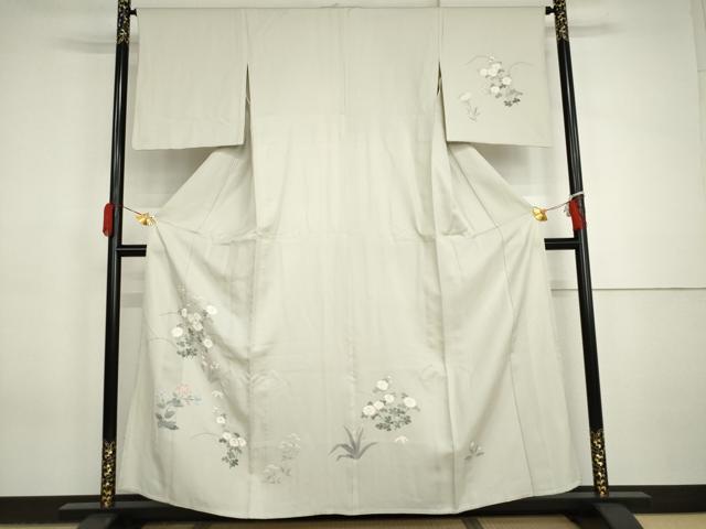 ■■■　サイズ　■■■ 身丈 157cm（肩から） 裄丈 65.5cm 袖丈 48.5cm　縫込み 6cm 袖幅 34.5cm 前幅 23cm 後幅 28.5cm 着物縫いこみ 内揚げ 6cm 裄 お袖側 約1cm　身頃側 約3cm ■■■　商品詳細　■■■ 【正絹】 状態は接写画像のように上前・上前おくみに薄い汚れがございますが その他特に目立ったシミ汚れなどもなく大変良い状態です。 大変上質な逸品になります。 お安く出品致しますので、是非この機会にいかがでしょうか？ ■■■　注意事項　■■■ ■モニター発色の具合により色合いが異なる場合がございます。 ■寸法は多少の誤差が生じる場合がございますのでご了承ください。 ■縫込みの長さが左右非対称の場合は短い部分を記載しております。 左右非対称であってもご返品・お値引き等の保証は出来かねますので、ご了承の上ご購入をお願い致します。 ■シミ等のチェックには注意を払っておりますが、見落としがある場合もございますし、個人の見解も様々ですので神経質な方のご購入はお控えください。 ■箪笥に入っておりました着物や帯なので畳みシワや匂いがあるものもございます。 ■お休みは基本的に土日祝となりますが、その他臨時でお休みする場合がございますのでご了承ください。 ■商品の発送は平日のみの発送となります。 ■夜間と土曜、日曜日はお問い合わせの回答が遅れる場合がございます。 ■当店では、お直し、紋入れ、お手入れ等は承っておりません。 ■生地の状態（ヤケ、経年劣化等）によってはサイズ直しが出来ない場合がございます。 その点もどうかご了承のうえ、ご購入をお願いいたします。 ■弊社で取り扱う商品は一点ものにつき、時期や在庫状況に応じて金額が変更となる場合がございます。 ■検針は行っておりません。予めご了承いただきますようお願いいたします。 ■【洗える着物】と記載のある商品におきましては、商品お届け後に洗濯を行ってしまってからのご返品にはご対応しかねます。 念の為、専門店でのお手入れをお願いいたします。 ■写真に写っている物が全てになります。それ以外の付属品はございませんのでご了承ください。 ■状態に関する写真につきましては、掲載可能な写真枚数に限りがあるため、各箇所につき1枚参考画像を掲載しております。 ■着物のサイズ目安は下記を参考ください↓ ＜女性着物＞　お端折り次第で＋5cm　－1cmが着用可能サイズ 　例）身丈170cmの場合、身長160cm～175cm ＜男性着物＞　身丈＋約25cm～27cm程が適応身長 　例）身丈155cmの場合、身長180～182cm