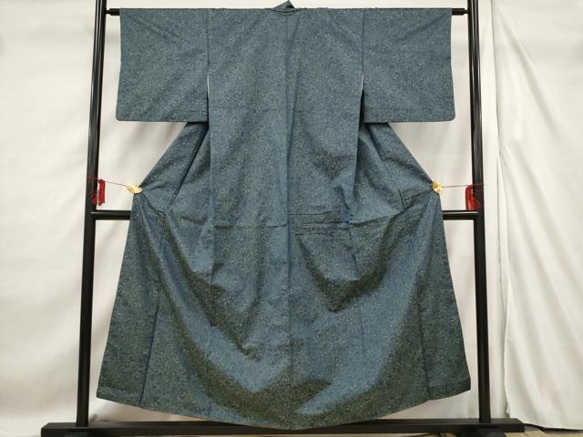 ■■■　サイズ　■■■ 身丈 152cm（肩から） 裄丈 62cm 袖丈 44.5cm　縫込み 4cm 袖幅 32cm 前幅 23.5cm 後幅 28.5cm 着物縫いこみ 内揚げ 0cm 裄 お袖側 約2cm　身頃側 約4.5cm ■■■　商品詳細　■■■ 【正絹】 状態は画像を添付しておりますので、そちらをご確認下さいますよう宜しくお願い致します。 大変上質な逸品になります。 お安く出品致しますので、是非この機会にいかがでしょうか？ ■■■　注意事項　■■■ ■モニター発色の具合により色合いが異なる場合がございます。 ■寸法は多少の誤差が生じる場合がございますのでご了承ください。 ■縫込みの長さが左右非対称の場合は短い部分を記載しております。 左右非対称であってもご返品・お値引き等の保証は出来かねますので、ご了承の上ご購入をお願い致します。 ■シミ等のチェックには注意を払っておりますが、見落としがある場合もございますし、個人の見解も様々ですので神経質な方のご購入はお控えください。 ■箪笥に入っておりました着物や帯なので畳みシワや匂いがあるものもございます。 ■お休みは基本的に土日祝となりますが、その他臨時でお休みする場合がございますのでご了承ください。 ■商品の発送は平日のみの発送となります。 ■夜間と土曜、日曜日はお問い合わせの回答が遅れる場合がございます。 ■当店では、お直し、紋入れ、お手入れ等は承っておりません。 ■生地の状態（ヤケ、経年劣化等）によってはサイズ直しが出来ない場合がございます。 その点もどうかご了承のうえ、ご購入をお願いいたします。 ■弊社で取り扱う商品は一点ものにつき、時期や在庫状況に応じて金額が変更となる場合がございます。 ■検針は行っておりません。予めご了承いただきますようお願いいたします。 ■【洗える着物】と記載のある商品におきましては、商品お届け後に洗濯を行ってしまってからのご返品にはご対応しかねます。 念の為、専門店でのお手入れをお願いいたします。 ■着物のサイズ目安は下記を参考ください↓ ＜女性着物＞　お端折り次第で＋5cm　−1cmが着用可能サイズ 　例）身丈170cmの場合、身長160cm〜175cm ＜男性着物＞　身丈＋約25cm〜27cm程が適応身長 　例）身丈155cmの場合、身長180〜182cm