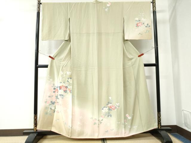 ■■■　サイズ　■■■ 身丈 161cm（肩から） 裄丈 67cm 袖丈 46.5cm　縫込み 4cm 袖幅 34cm 前幅 24cm 後幅 31cm 着物縫いこみ 内揚げ 3cm 裄 お袖側 約2cm　身頃側 約3cm ■■■　商品詳細　■■■ 【正絹】 状態は接写画像のように後身頃・衿山・衿裏・胴裏に薄い汚れがございますが その他特に目立ったシミ汚れなどもなく大変良い状態です。 大変上質な逸品になります。 お安く出品致しますので、是非この機会にいかがでしょうか？ ■■■　注意事項　■■■ ■モニター発色の具合により色合いが異なる場合がございます。 ■寸法は多少の誤差が生じる場合がございますのでご了承ください。 ■縫込みの長さが左右非対称の場合は短い部分を記載しております。 左右非対称であってもご返品・お値引き等の保証は出来かねますので、ご了承の上ご購入をお願い致します。 ■シミ等のチェックには注意を払っておりますが、見落としがある場合もございますし、個人の見解も様々ですので神経質な方のご購入はお控えください。 ■箪笥に入っておりました着物や帯なので畳みシワや匂いがあるものもございます。 ■お休みは基本的に土日祝となりますが、その他臨時でお休みする場合がございますのでご了承ください。 ■商品の発送は平日のみの発送となります。 ■夜間と土曜、日曜日はお問い合わせの回答が遅れる場合がございます。 ■当店では、お直し、紋入れ、お手入れ等は承っておりません。 ■生地の状態（ヤケ、経年劣化等）によってはサイズ直しが出来ない場合がございます。 その点もどうかご了承のうえ、ご購入をお願いいたします。 ■弊社で取り扱う商品は一点ものにつき、時期や在庫状況に応じて金額が変更となる場合がございます。 ■検針は行っておりません。予めご了承いただきますようお願いいたします。 ■【洗える着物】と記載のある商品におきましては、商品お届け後に洗濯を行ってしまってからのご返品にはご対応しかねます。 念の為、専門店でのお手入れをお願いいたします。 ■着物のサイズ目安は下記を参考ください↓ ＜女性着物＞　お端折り次第で＋5cm　−1cmが着用可能サイズ 　例）身丈170cmの場合、身長160cm〜175cm ＜男性着物＞　身丈＋約25cm〜27cm程が適応身長 　例）身丈155cmの場合、身長180〜182cm