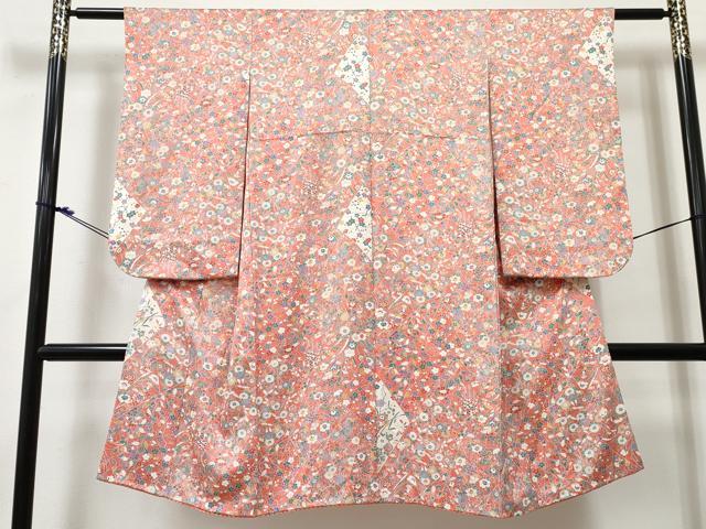 ■■■　サイズ　■■■ 【祝着】 身丈 110cm（肩から） 裄丈 55.5cm（肩上げ　0cm） 袖丈 62cm　縫込み 3cm 袖幅 29cm 前幅 19cm 後幅 26cm 着物縫いこみ 内揚げ 18.5cm （腰上げ　0cm） 裄 お袖側 約6cm　身頃側 約7.5cm ■■■　商品詳細　■■■ 着物【正絹・重ね衿：取り外し可能】 状態は特に目立ったシミ汚れなどもなく大変良い状態です。 大変上質な逸品になります。 お安く出品致しますので、是非この機会にいかがでしょうか？ ※肩上げと腰上げがされておりません。 ■■■　注意事項　■■■ ■モニター発色の具合により色合いが異なる場合がございます。 ■寸法は多少の誤差が生じる場合がございますのでご了承ください。 ■縫込みの長さが左右非対称の場合は短い部分を記載しております。 左右非対称であってもご返品・お値引き等の保証は出来かねますので、ご了承の上ご購入をお願い致します。 ■シミ等のチェックには注意を払っておりますが、見落としがある場合もございますし、個人の見解も様々ですので神経質な方のご購入はお控えください。 ■箪笥に入っておりました着物や帯なので畳みシワや匂いがあるものもございます。 ■お休みは基本的に土日祝となりますが、その他臨時でお休みする場合がございますのでご了承ください。 ■商品の発送は平日のみの発送となります。 ■夜間と土曜、日曜日はお問い合わせの回答が遅れる場合がございます。 ■当店では、お直し、紋入れ、お手入れ等は承っておりません。 ■生地の状態（ヤケ、経年劣化等）によってはサイズ直しが出来ない場合がございます。 その点もどうかご了承のうえ、ご購入をお願いいたします。 ■弊社で取り扱う商品は一点ものにつき、時期や在庫状況に応じて金額が変更となる場合がございます。 ■検針は行っておりません。予めご了承いただきますようお願いいたします。 ■【洗える着物】と記載のある商品におきましては、商品お届け後に洗濯を行ってしまってからのご返品にはご対応しかねます。 念の為、専門店でのお手入れをお願いいたします。 ■写真に写っている物が全てになります。それ以外の付属品はございませんのでご了承ください。 ■状態に関する写真につきましては、掲載可能な写真枚数に限りがあるため、各箇所につき1枚参考画像を掲載しております。 ■着物のサイズ目安は下記を参考ください↓ ＜女性着物＞　お端折り次第で＋5cm　−1cmが着用可能サイズ 　例）身丈170cmの場合、身長160cm〜175cm ＜男性着物＞　身丈＋約25cm〜27cm程が適応身長 　例）身丈155cmの場合、身長180〜182cm