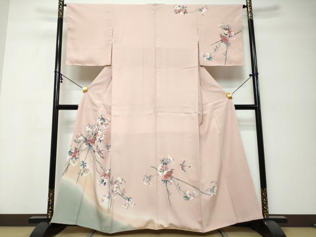 ■■■　サイズ　■■■ 身丈 158.5cm（肩から） 裄丈 64.5cm 袖丈 49cm　縫込み 5cm 袖幅 32.5cm 前幅 24cm 後幅 30.5cm 着物縫いこみ 内揚げ 13cm 裄 お袖側 約3cm　身頃側 約2cm ■■■　商品詳細　■■■ 【正絹】 状態は接写画像のように左袖後に薄い汚れがございますが その他特に目立ったシミ汚れなどもなく大変良い状態です。 大変上質な逸品になります。 お安く出品致しますので、是非この機会にいかがでしょうか？ ■■■　注意事項　■■■ ■モニター発色の具合により色合いが異なる場合がございます。 ■寸法は多少の誤差が生じる場合がございますのでご了承ください。 ■縫込みの長さが左右非対称の場合は短い部分を記載しております。 左右非対称であってもご返品・お値引き等の保証は出来かねますので、ご了承の上ご購入をお願い致します。 ■シミ等のチェックには注意を払っておりますが、見落としがある場合もございますし、個人の見解も様々ですので神経質な方のご購入はお控えください。 ■箪笥に入っておりました着物や帯なので畳みシワや匂いがあるものもございます。 ■お休みは基本的に土日祝となりますが、その他臨時でお休みする場合がございますのでご了承ください。 ■商品の発送は平日のみの発送となります。 ■夜間と土曜、日曜日はお問い合わせの回答が遅れる場合がございます。 ■当店では、お直し、紋入れ、お手入れ等は承っておりません。 ■生地の状態（ヤケ、経年劣化等）によってはサイズ直しが出来ない場合がございます。 その点もどうかご了承のうえ、ご購入をお願いいたします。 ■弊社で取り扱う商品は一点ものにつき、時期や在庫状況に応じて金額が変更となる場合がございます。 ■検針は行っておりません。予めご了承いただきますようお願いいたします。 ■【洗える着物】と記載のある商品におきましては、商品お届け後に洗濯を行ってしまってからのご返品にはご対応しかねます。 念の為、専門店でのお手入れをお願いいたします。 ■写真に写っている物が全てになります。それ以外の付属品はございませんのでご了承ください。 ■状態に関する写真につきましては、掲載可能な写真枚数に限りがあるため、各箇所につき1枚参考画像を掲載しております。 ■着物のサイズ目安は下記を参考ください↓ ＜女性着物＞　お端折り次第で＋5cm　−1cmが着用可能サイズ 　例）身丈170cmの場合、身長160cm〜175cm ＜男性着物＞　身丈＋約25cm〜27cm程が適応身長 　例）身丈155cmの場合、身長180〜182cm
