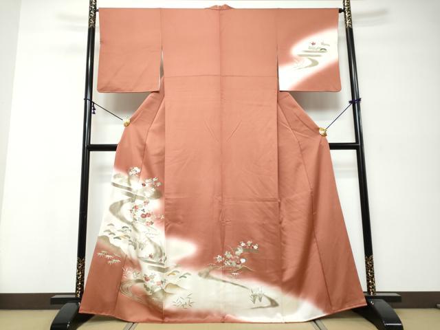■■■　サイズ　■■■ 身丈 163cm（肩から） 裄丈 65cm 袖丈 49cm　縫込み 3cm 袖幅 33.5cm 前幅 24cm 後幅 28.5cm 着物縫いこみ 内揚げ 6cm 裄 お袖側 約2cm　身頃側 約2cm ■■■　商品詳細　■■■ 【正絹】 状態は特に目立ったシミ汚れなどもなく大変良い状態です。 大変上質な逸品になります。 お安く出品致しますので、是非この機会にいかがでしょうか？ ■■■　注意事項　■■■ ■モニター発色の具合により色合いが異なる場合がございます。 ■寸法は多少の誤差が生じる場合がございますのでご了承ください。 ■縫込みの長さが左右非対称の場合は短い部分を記載しております。 左右非対称であってもご返品・お値引き等の保証は出来かねますので、ご了承の上ご購入をお願い致します。 ■シミ等のチェックには注意を払っておりますが、見落としがある場合もございますし、個人の見解も様々ですので神経質な方のご購入はお控えください。 ■箪笥に入っておりました着物や帯なので畳みシワや匂いがあるものもございます。 ■お休みは基本的に土日祝となりますが、その他臨時でお休みする場合がございますのでご了承ください。 ■商品の発送は平日のみの発送となります。 ■夜間と土曜、日曜日はお問い合わせの回答が遅れる場合がございます。 ■当店では、お直し、紋入れ、お手入れ等は承っておりません。 ■生地の状態（ヤケ、経年劣化等）によってはサイズ直しが出来ない場合がございます。 その点もどうかご了承のうえ、ご購入をお願いいたします。 ■弊社で取り扱う商品は一点ものにつき、時期や在庫状況に応じて金額が変更となる場合がございます。 ■検針は行っておりません。予めご了承いただきますようお願いいたします。 ■【洗える着物】と記載のある商品におきましては、商品お届け後に洗濯を行ってしまってからのご返品にはご対応しかねます。 念の為、専門店でのお手入れをお願いいたします。 ■写真に写っている物が全てになります。それ以外の付属品はございませんのでご了承ください。 ■状態に関する写真につきましては、掲載可能な写真枚数に限りがあるため、各箇所につき1枚参考画像を掲載しております。 ■着物のサイズ目安は下記を参考ください↓ ＜女性着物＞　お端折り次第で＋5cm　−1cmが着用可能サイズ 　例）身丈170cmの場合、身長160cm〜175cm ＜男性着物＞　身丈＋約25cm〜27cm程が適応身長 　例）身丈155cmの場合、身長180〜182cm