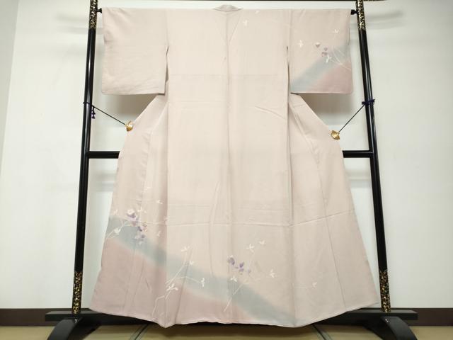 ■■■　サイズ　■■■ 身丈 155cm（肩から） 裄丈 65cm 袖丈 48cm　縫込み 6cm 袖幅 33cm 前幅 24.5cm 後幅 30.5cm 着物縫いこみ 内揚げ 0cm 裄 お袖側 約2cm　身頃側 約2cm ■■■　商品詳細　■■■ 【正絹】 状態は接写画像のように後身頃・上前・上前おくみ・衿裏・衿山に薄い汚れがございますが その他特に目立ったシミ汚れなどもなく大変良い状態です。 大変上質な逸品になります。 お安く出品致しますので、是非この機会にいかがでしょうか？ ■■■　注意事項　■■■ ■モニター発色の具合により色合いが異なる場合がございます。 ■寸法は多少の誤差が生じる場合がございますのでご了承ください。 ■縫込みの長さが左右非対称の場合は短い部分を記載しております。 左右非対称であってもご返品・お値引き等の保証は出来かねますので、ご了承の上ご購入をお願い致します。 ■シミ等のチェックには注意を払っておりますが、見落としがある場合もございますし、個人の見解も様々ですので神経質な方のご購入はお控えください。 ■箪笥に入っておりました着物や帯なので畳みシワや匂いがあるものもございます。 ■お休みは基本的に土日祝となりますが、その他臨時でお休みする場合がございますのでご了承ください。 ■商品の発送は平日のみの発送となります。 ■夜間と土曜、日曜日はお問い合わせの回答が遅れる場合がございます。 ■当店では、お直し、紋入れ、お手入れ等は承っておりません。 ■生地の状態（ヤケ、経年劣化等）によってはサイズ直しが出来ない場合がございます。 その点もどうかご了承のうえ、ご購入をお願いいたします。 ■弊社で取り扱う商品は一点ものにつき、時期や在庫状況に応じて金額が変更となる場合がございます。 ■検針は行っておりません。予めご了承いただきますようお願いいたします。 ■【洗える着物】と記載のある商品におきましては、商品お届け後に洗濯を行ってしまってからのご返品にはご対応しかねます。 念の為、専門店でのお手入れをお願いいたします。 ■写真に写っている物が全てになります。それ以外の付属品はございませんのでご了承ください。 ■状態に関する写真につきましては、掲載可能な写真枚数に限りがあるため、各箇所につき1枚参考画像を掲載しております。 ■着物のサイズ目安は下記を参考ください↓ ＜女性着物＞　お端折り次第で＋5cm　−1cmが着用可能サイズ 　例）身丈170cmの場合、身長160cm〜175cm ＜男性着物＞　身丈＋約25cm〜27cm程が適応身長 　例）身丈155cmの場合、身長180〜182cm