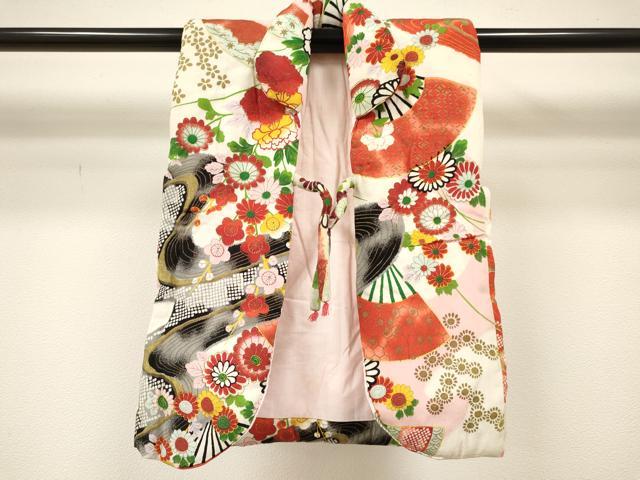 ■■■　サイズ　■■■ 【被布】 身丈 47.5cm（肩から） 裄丈 15.5cm（肩上げ　0cm） ■■■　商品詳細　■■■ 被布【正絹】 状態は接写画像のように表地所々・裏地に薄い汚れがございます。 大変上質な逸品になります。 お安く出品致しますので、是非この機会にいかがでしょうか？ ※肩上げがされておりません。 ※アンティークになりますのでお品物の状態の感じ方には個人差がございます。ご理解の上でのご入札をお願い致します。 ■■■　注意事項　■■■ ■モニター発色の具合により色合いが異なる場合がございます。 ■寸法は多少の誤差が生じる場合がございますのでご了承ください。 ■縫込みの長さが左右非対称の場合は短い部分を記載しております。 左右非対称であってもご返品・お値引き等の保証は出来かねますので、ご了承の上ご購入をお願い致します。 ■シミ等のチェックには注意を払っておりますが、見落としがある場合もございますし、個人の見解も様々ですので神経質な方のご購入はお控えください。 ■箪笥に入っておりました着物や帯なので畳みシワや匂いがあるものもございます。 ■お休みは基本的に土日祝となりますが、その他臨時でお休みする場合がございますのでご了承ください。 ■商品の発送は平日のみの発送となります。 ■夜間と土曜、日曜日はお問い合わせの回答が遅れる場合がございます。 ■当店では、お直し、紋入れ、お手入れ等は承っておりません。 ■生地の状態（ヤケ、経年劣化等）によってはサイズ直しが出来ない場合がございます。 その点もどうかご了承のうえ、ご購入をお願いいたします。 ■弊社で取り扱う商品は一点ものにつき、時期や在庫状況に応じて金額が変更となる場合がございます。 ■検針は行っておりません。予めご了承いただきますようお願いいたします。 ■【洗える着物】と記載のある商品におきましては、商品お届け後に洗濯を行ってしまってからのご返品にはご対応しかねます。 念の為、専門店でのお手入れをお願いいたします。 ■着物のサイズ目安は下記を参考ください↓ ＜女性着物＞　お端折り次第で＋5cm　−1cmが着用可能サイズ 　例）身丈170cmの場合、身長160cm〜175cm ＜男性着物＞　身丈＋約25cm〜27cm程が適応身長 　例）身丈155cmの場合、身長180〜182cm
