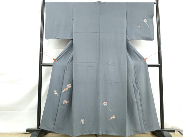 ■■■　サイズ　■■■ 身丈 156cm（肩から） 裄丈 66cm 袖丈 48cm　縫込み 5cm 袖幅 34cm 前幅 27cm 後幅 32cm 着物縫いこみ 内揚げ 10cm 裄 お袖側 約2cm　身頃側 約3cm ■■■　商品詳細　■■■ 【正絹】 状態は画像を添付しておりますので、そちらをご確認下さいますよう宜しくお願い致します。 大変上質な逸品になります。 お安く出品致しますので、是非この機会にいかがでしょうか？ ■■■　注意事項　■■■ ■モニター発色の具合により色合いが異なる場合がございます。 ■寸法は多少の誤差が生じる場合がございますのでご了承ください。 ■縫込みの長さが左右非対称の場合は短い部分を記載しております。 左右非対称であってもご返品・お値引き等の保証は出来かねますので、ご了承の上ご購入をお願い致します。 ■シミ等のチェックには注意を払っておりますが、見落としがある場合もございますし、個人の見解も様々ですので神経質な方のご購入はお控えください。 ■箪笥に入っておりました着物や帯なので畳みシワや匂いがあるものもございます。 ■お休みは基本的に土日祝となりますが、その他臨時でお休みする場合がございますのでご了承ください。 ■商品の発送は平日のみの発送となります。 ■夜間と土曜、日曜日はお問い合わせの回答が遅れる場合がございます。 ■当店では、お直し、紋入れ、お手入れ等は承っておりません。 ■生地の状態（ヤケ、経年劣化等）によってはサイズ直しが出来ない場合がございます。 その点もどうかご了承のうえ、ご購入をお願いいたします。 ■弊社で取り扱う商品は一点ものにつき、時期や在庫状況に応じて金額が変更となる場合がございます。 ■検針は行っておりません。予めご了承いただきますようお願いいたします。 ■【洗える着物】と記載のある商品におきましては、商品お届け後に洗濯を行ってしまってからのご返品にはご対応しかねます。 念の為、専門店でのお手入れをお願いいたします。 ■写真に写っている物が全てになります。それ以外の付属品はございませんのでご了承ください。 ■状態に関する写真につきましては、掲載可能な写真枚数に限りがあるため、各箇所につき1枚参考画像を掲載しております。 ■着物のサイズ目安は下記を参考ください↓ ＜女性着物＞　お端折り次第で＋5cm　−1cmが着用可能サイズ 　例）身丈170cmの場合、身長160cm〜175cm ＜男性着物＞　身丈＋約25cm〜27cm程が適応身長 　例）身丈155cmの場合、身長180〜182cm