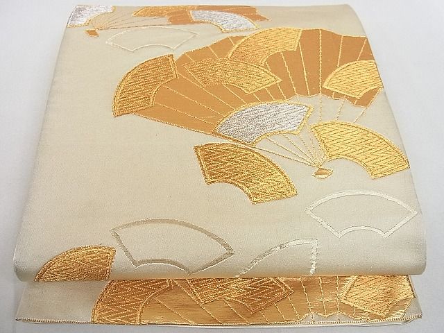 ■■■　サイズ　■■■ 長さ 404cm 幅 30.5cm程 ■■■　商品詳細　■■■ 【正絹・芯なし】 状態は接写画像のように 表地所々・柄止まりの折れ山に薄い汚れがございます。 大変上質な逸品になりますので 気になる方はお手入れをされてお召しになられてはいかがでしょうか。 お安く出品致しますので、是非この機会にいかがでしょうか？ ※手先・たれ先未かがりですが着用には問題ありません。 ■■■　注