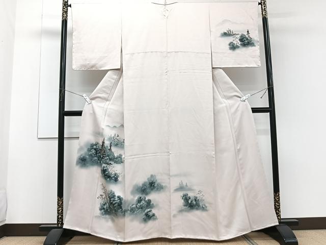 ■■■　サイズ　■■■ 身丈 161cm（肩から） 裄丈 65cm 袖丈 49cm　縫込み 4.5cm 袖幅 34.5cm 前幅 24.5cm 後幅 30.5cm 着物縫いこみ 内揚げ 0cm 裄 お袖側 約0cm　身頃側 約3cm ■■■　商品詳細　■■■ 【正絹・未使用】 状態は特に目立ったシミ汚れなどもなく大変良い状態です。 大変上質な逸品になります。 お安く出品致しますので、是非この機会にいかがでしょうか？ ■■■　注意事項　■■■ ■モニター発色の具合により色合いが異なる場合がございます。 ■寸法は多少の誤差が生じる場合がございますのでご了承ください。 ■縫込みの長さが左右非対称の場合は短い部分を記載しております。 左右非対称であってもご返品・お値引き等の保証は出来かねますので、ご了承の上ご購入をお願い致します。 ■シミ等のチェックには注意を払っておりますが、見落としがある場合もございますし、個人の見解も様々ですので神経質な方のご購入はお控えください。 ■箪笥に入っておりました着物や帯なので畳みシワや匂いがあるものもございます。 ■お休みは基本的に土日祝となりますが、その他臨時でお休みする場合がございますのでご了承ください。 ■商品の発送は平日のみの発送となります。 ■夜間と土曜、日曜日はお問い合わせの回答が遅れる場合がございます。 ■当店では、お直し、紋入れ、お手入れ等は承っておりません。 ■生地の状態（ヤケ、経年劣化等）によってはサイズ直しが出来ない場合がございます。 その点もどうかご了承のうえ、ご購入をお願いいたします。 ■弊社で取り扱う商品は一点ものにつき、時期や在庫状況に応じて金額が変更となる場合がございます。 ■検針は行っておりません。予めご了承いただきますようお願いいたします。 ■【洗える着物】と記載のある商品におきましては、商品お届け後に洗濯を行ってしまってからのご返品にはご対応しかねます。 念の為、専門店でのお手入れをお願いいたします。 ■着物のサイズ目安は下記を参考ください↓ ＜女性着物＞　お端折り次第で＋5cm　−1cmが着用可能サイズ 　例）身丈170cmの場合、身長160cm〜175cm ＜男性着物＞　身丈＋約25cm〜27cm程が適応身長 　例）身丈155cmの場合、身長180〜182cm