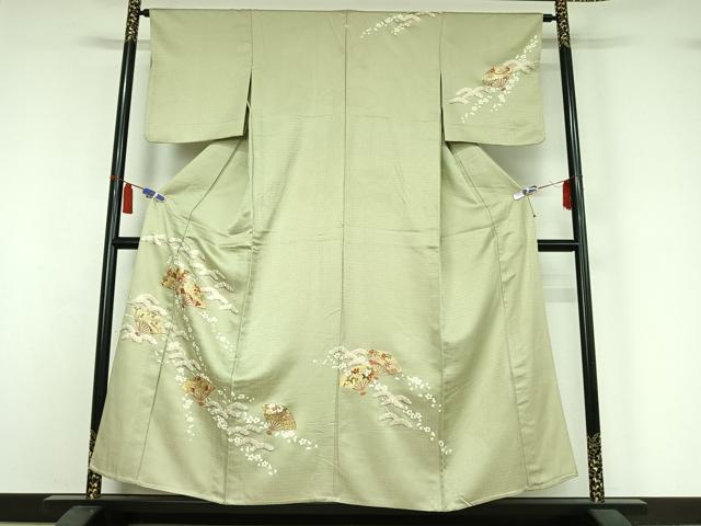 ■■■　サイズ　■■■ 身丈 153cm（肩から） 裄丈 64cm 袖丈 47cm　縫込み 5cm 袖幅 33cm 前幅 25cm 後幅 30cm 着物縫いこみ 内揚げ 12.5cm 裄 お袖側 約0cm　身頃側 約2cm ■■■　商品詳細　■■■ 【正絹・一つ紋】 状態は接写画像のように表地所々に薄い汚れがございます。 大変上質な逸品になりますのでぜひお手入れをされてお召しになられてはいかがでしょうか。 お安く出品致しますので、是非この機会にいかがでしょうか？ ■■■　注意事項　■■■ ■モニター発色の具合により色合いが異なる場合がございます。 ■寸法は多少の誤差が生じる場合がございますのでご了承ください。 ■縫込みの長さが左右非対称の場合は短い部分を記載しております。 左右非対称であってもご返品・お値引き等の保証は出来かねますので、ご了承の上ご購入をお願い致します。 ■シミ等のチェックには注意を払っておりますが、見落としがある場合もございますし、個人の見解も様々ですので神経質な方のご購入はお控えください。 ■箪笥に入っておりました着物や帯なので畳みシワや匂いがあるものもございます。 ■お休みは基本的に土日祝となりますが、その他臨時でお休みする場合がございますのでご了承ください。 ■商品の発送は平日のみの発送となります。 ■夜間と土曜、日曜日はお問い合わせの回答が遅れる場合がございます。 ■当店では、お直し、紋入れ、お手入れ等は承っておりません。 ■生地の状態（ヤケ、経年劣化等）によってはサイズ直しが出来ない場合がございます。 その点もどうかご了承のうえ、ご購入をお願いいたします。 ■弊社で取り扱う商品は一点ものにつき、時期や在庫状況に応じて金額が変更となる場合がございます。 ■検針は行っておりません。予めご了承いただきますようお願いいたします。 ■【洗える着物】と記載のある商品におきましては、商品お届け後に洗濯を行ってしまってからのご返品にはご対応しかねます。 念の為、専門店でのお手入れをお願いいたします。 ■写真に写っている物が全てになります。それ以外の付属品はございませんのでご了承ください。 ■着物のサイズ目安は下記を参考ください↓ ＜女性着物＞　お端折り次第で＋5cm　－1cmが着用可能サイズ 　例）身丈170cmの場合、身長160cm～175cm ＜男性着物＞　身丈＋約25cm～27cm程が適応身長 　例）身丈155cmの場合、身長180～182cm
