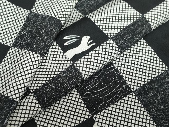 平和屋着物●上質な小紋 市松草花文 跳兎 正絹 逸品 DABC2657ud