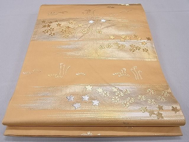 ■■■　サイズ　■■■ 長さ 414cm 幅 30.5cm程 ■■■　商品詳細　■■■ 【正絹】 状態は締めてはおりますが 特に目立ったシミ汚れなどもなく大変良い状態です。 大変上質な逸品になります。 お安く出品致しますので、是非この機会にいかがでしょうか？ ■■■　注意事項　■■■ ■モニター発色の具合により色合いが異なる場合がございます。 ■寸法は多少の誤差が生じる場合がございますのでご了承ください。 ■縫込みの長さが左右非対称の場合は短い部分を記載しております。 左右非対称であってもご返品・お値引き等の保証は出来かねますので、ご了承の上ご購入をお願い致します。 ■シミ等のチェックには注意を払っておりますが、見落としがある場合もございますし、個人の見解も様々ですので神経質な方のご購入はお控えください。 ■箪笥に入っておりました着物や帯なので畳みシワや匂いがあるものもございます。 ■お休みは基本的に土日祝となりますが、その他臨時でお休みする場合がございますのでご了承ください。 ■商品の発送は平日のみの発送となります。 ■夜間と土曜、日曜日はお問い合わせの回答が遅れる場合がございます。 ■当店では、お直し、紋入れ、お手入れ等は承っておりません。 ■生地の状態（ヤケ、経年劣化等）によってはサイズ直しが出来ない場合がございます。 その点もどうかご了承のうえ、ご購入をお願いいたします。 ■弊社で取り扱う商品は一点ものにつき、時期や在庫状況に応じて金額が変更となる場合がございます。 ■検針は行っておりません。予めご了承いただきますようお願いいたします。 ■【洗える着物】と記載のある商品におきましては、商品お届け後に洗濯を行ってしまってからのご返品にはご対応しかねます。 念の為、専門店でのお手入れをお願いいたします。 ■着物のサイズ目安は下記を参考ください↓ ＜女性着物＞　お端折り次第で＋5cm　−1cmが着用可能サイズ 　例）身丈170cmの場合、身長160cm〜175cm ＜男性着物＞　身丈＋約25cm〜27cm程が適応身長 　例）身丈155cmの場合、身長180〜182cm