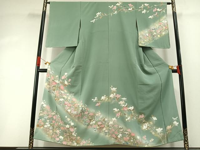 ■■■　サイズ　■■■ 身丈 151cm（肩から） 裄丈 64cm 袖丈 56cm　縫込み 4cm 袖幅 33cm 前幅 24cm 後幅 30cm 着物縫いこみ 内揚げ 8cm 裄 お袖側 約1.5cm　身頃側 約3.5cm ■■■　商品詳細　■■■ 【正絹・未使用】 状態は特に目立ったシミ汚れなどもなく大変良い状態です。 大変上質な逸品になります。 お安く出品致しますので、是非この機会にいかがでしょうか？ ■■■　注意事項　■■■ ■モニター発色の具合により色合いが異なる場合がございます。 ■寸法は多少の誤差が生じる場合がございますのでご了承ください。 ■縫込みの長さが左右非対称の場合は短い部分を記載しております。 左右非対称であってもご返品・お値引き等の保証は出来かねますので、ご了承の上ご購入をお願い致します。 ■シミ等のチェックには注意を払っておりますが、見落としがある場合もございますし、個人の見解も様々ですので神経質な方のご購入はお控えください。 ■箪笥に入っておりました着物や帯なので畳みシワや匂いがあるものもございます。 ■お休みは基本的に土日祝となりますが、その他臨時でお休みする場合がございますのでご了承ください。 ■商品の発送は平日のみの発送となります。 ■夜間と土曜、日曜日はお問い合わせの回答が遅れる場合がございます。 ■当店では、お直し、紋入れ、お手入れ等は承っておりません。 ■生地の状態（ヤケ、経年劣化等）によってはサイズ直しが出来ない場合がございます。 その点もどうかご了承のうえ、ご購入をお願いいたします。 ■弊社で取り扱う商品は一点ものにつき、時期や在庫状況に応じて金額が変更となる場合がございます。 ■検針は行っておりません。予めご了承いただきますようお願いいたします。 ■【洗える着物】と記載のある商品におきましては、商品お届け後に洗濯を行ってしまってからのご返品にはご対応しかねます。 念の為、専門店でのお手入れをお願いいたします。 ■写真に写っている物が全てになります。それ以外の付属品はございませんのでご了承ください。 ■着物のサイズ目安は下記を参考ください↓ ＜女性着物＞　お端折り次第で＋5cm　－1cmが着用可能サイズ 　例）身丈170cmの場合、身長160cm～175cm ＜男性着物＞　身丈＋約25cm～27cm程が適応身長 　例）身丈155cmの場合、身長180～182cm