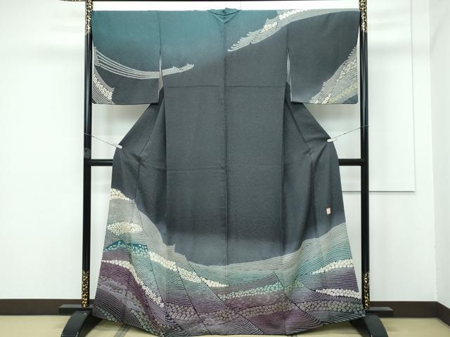 ■■■　サイズ　■■■ 身丈 165cm（肩から） 裄丈 68.5cm 袖丈 49cm　 縫込み 6cm 袖幅 35cm 前幅 24.5cm 後幅 29cm 着物縫いこみ 内揚げ 3cm 裄 お袖側 約 2.5cm　身頃側 約 2cm ■■■　商品詳細　■■■ 【正絹】 状態は特に目立ったシミ汚れなどもなく大変良い状態です。 『滝泰』は、デパートや専門店で大変人気のあるメーカーでございます。 その風合い、色彩、意匠構成は、目にした瞬間 思わずため息が出てしまうほどの独特のムードある作品でございます。 丁寧かつ細やかな染め上がりは、 お着物の品格をよりいっそう艶やかに演出してくれることでしょう。 おぼろ染めとは、輪郭をほんのりとかすめて 濃淡にぼかした染めのことでございます。 それをさらに何色も色を襲ね合わせ、 絞ることで今までに出逢ったことのない色彩を表現することができました。 繊細で立体感のある絞りが施された十日町『滝泰』の 大変加工の良い最高級品でございます。 お安く出品致しますので、是非この機会にいかがでしょうか？ ■■■　注意事項　■■■ ■モニター発色の具合により色合いが異なる場合がございます。 ■寸法は多少の誤差が生じる場合がございますのでご了承ください。 ■縫込みの長さが左右非対称の場合は短い部分を記載しております。 左右非対称であってもご返品・お値引き等の保証は出来かねますので、ご了承の上ご購入をお願い致します。 ■シミ等のチェックには注意を払っておりますが、見落としがある場合もございますし、個人の見解も様々ですので神経質な方のご購入はお控えください。 ■箪笥に入っておりました着物や帯なので畳みシワや匂いがあるものもございます。 ■お休みは基本的に土日祝となりますが、その他臨時でお休みする場合がございますのでご了承ください。 ■商品の発送は平日のみの発送となります。 ■夜間と土曜、日曜日はお問い合わせの回答が遅れる場合がございます。 ■当店では、お直し、紋入れ、お手入れ等は承っておりません。 ■生地の状態（ヤケ、経年劣化等）によってはサイズ直しが出来ない場合がございます。 その点もどうかご了承のうえ、ご購入をお願いいたします。 ■弊社で取り扱う商品は一点ものにつき、時期や在庫状況に応じて金額が変更となる場合がございます。 ■検針は行っておりません。予めご了承いただきますようお願いいたします。 ■【洗える着物】と記載のある商品におきましては、商品お届け後に洗濯を行ってしまってからのご返品にはご対応しかねます。 念の為、専門店でのお手入れをお願いいたします。 ■着物のサイズ目安は下記を参考ください↓ ＜女性着物＞　お端折り次第で＋5?　−10?が着用可能サイズ 　例）身丈170?の場合、身長160?〜175? ＜男性着物＞　身丈＋約25?〜27?程が適応身長 　例）身丈155?の場合、身長180〜182?