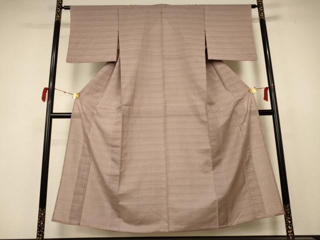 ■■■　サイズ　■■■ 身丈 150.5cm（肩から） 裄丈 62cm 袖丈 45cm　縫込み 5cm 袖幅 32.5cm 前幅 23cm 後幅 29cm 着物縫いこみ 内揚げ 3cm 裄 お袖側 約2.5cm　身頃側 約3cm ■■■　商品詳細　■■■ 【正絹・一つ紋】 状態は特に目立ったシミ汚れなどもなく大変良い状態です。 大変上質な逸品になります。 お安く出品致しますので、是非この機会にいかがでしょうか？ ■■■　注意事項　■■■ ■モニター発色の具合により色合いが異なる場合がございます。 ■寸法は多少の誤差が生じる場合がございますのでご了承ください。 ■縫込みの長さが左右非対称の場合は短い部分を記載しております。 左右非対称であってもご返品・お値引き等の保証は出来かねますので、ご了承の上ご購入をお願い致します。 ■シミ等のチェックには注意を払っておりますが、見落としがある場合もございますし、個人の見解も様々ですので神経質な方のご購入はお控えください。 ■箪笥に入っておりました着物や帯なので畳みシワや匂いがあるものもございます。 ■お休みは基本的に土日祝となりますが、その他臨時でお休みする場合がございますのでご了承ください。 ■商品の発送は平日のみの発送となります。 ■夜間と土曜、日曜日はお問い合わせの回答が遅れる場合がございます。 ■当店では、お直し、紋入れ、お手入れ等は承っておりません。 ■生地の状態（ヤケ、経年劣化等）によってはサイズ直しが出来ない場合がございます。 その点もどうかご了承のうえ、ご購入をお願いいたします。 ■弊社で取り扱う商品は一点ものにつき、時期や在庫状況に応じて金額が変更となる場合がございます。 ■検針は行っておりません。予めご了承いただきますようお願いいたします。 ■【洗える着物】と記載のある商品におきましては、商品お届け後に洗濯を行ってしまってからのご返品にはご対応しかねます。 念の為、専門店でのお手入れをお願いいたします。 ■着物のサイズ目安は下記を参考ください↓ ＜女性着物＞　お端折り次第で＋5?　−10?が着用可能サイズ 　例）身丈170?の場合、身長160?〜175? ＜男性着物＞　身丈＋約25?〜27?程が適応身長 　例）身丈155?の場合、身長180〜182?