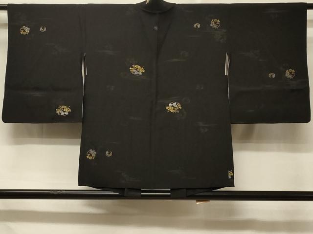■■■　サイズ　■■■ 身丈 73.5cm（肩から） 裄丈 62cm 袖丈 49.5cm　縫込み 4cm 袖幅 32cm 前幅 18.5cm 後幅 29cm 裄 お袖側 約0cm　身頃側 約2cm ■■■　商品詳細　■■■ 【正絹・一つ紋】 状態は接写画像のように羽裏に薄い汚れがございますが その他特に目立ったシミ汚れなどもなく大変良い状態です。 大変上質な逸品になります。 お安く出品致しますので、是非この機会にいかがでしょうか？ ■■■　注意事項　■■■ ■モニター発色の具合により色合いが異なる場合がございます。 ■寸法は多少の誤差が生じる場合がございますのでご了承ください。 ■縫込みの長さが左右非対称の場合は短い部分を記載しております。 左右非対称であってもご返品・お値引き等の保証は出来かねますので、ご了承の上ご購入をお願い致します。 ■シミ等のチェックには注意を払っておりますが、見落としがある場合もございますし、個人の見解も様々ですので神経質な方のご購入はお控えください。 ■箪笥に入っておりました着物や帯なので畳みシワや匂いがあるものもございます。 ■お休みは基本的に土日祝となりますが、その他臨時でお休みする場合がございますのでご了承ください。 ■商品の発送は平日のみの発送となります。 ■夜間と土曜、日曜日はお問い合わせの回答が遅れる場合がございます。 ■当店では、お直し、紋入れ、お手入れ等は承っておりません。 ■生地の状態（ヤケ、経年劣化等）によってはサイズ直しが出来ない場合がございます。 その点もどうかご了承のうえ、ご購入をお願いいたします。 ■弊社で取り扱う商品は一点ものにつき、時期や在庫状況に応じて金額が変更となる場合がございます。 ■検針は行っておりません。予めご了承いただきますようお願いいたします。 ■【洗える着物】と記載のある商品におきましては、商品お届け後に洗濯を行ってしまってからのご返品にはご対応しかねます。 念の為、専門店でのお手入れをお願いいたします。 ■着物のサイズ目安は下記を参考ください↓ ＜女性着物＞　お端折り次第で＋5cm　−1cmが着用可能サイズ 　例）身丈170cmの場合、身長160cm〜175cm ＜男性着物＞　身丈＋約25cm〜27cm程が適応身長 　例）身丈155cmの場合、身長180〜182cm