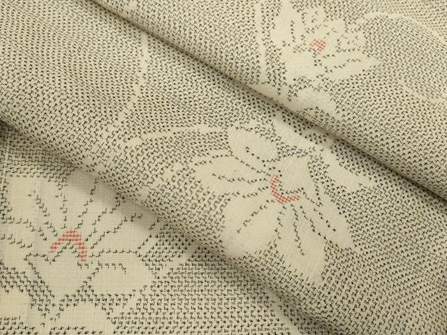 ■■■　サイズ　■■■ 身丈 161cm（肩から） 裄丈 63cm 袖丈 47.5cm　縫込み 5.5cm 袖幅 32cm 前幅 25cm 後幅 31cm 着物縫いこみ 内揚げ 2cm 裄 お袖側 約2cm　身頃側 約3cm ■■■　商品詳細　■■■ 【正絹】 状態は接写画像のように表地所々に薄い汚れがございます。 大変上質な逸品になりますのでぜひお手入れをされてお召しになられてはいかがでしょうか。 お安く出品致しますので、是非この機会にいかがでしょうか？ ■■■　注意事項　■■■ ■モニター発色の具合により色合いが異なる場合がございます。 ■寸法は多少の誤差が生じる場合がございますのでご了承ください。 ■縫込みの長さが左右非対称の場合は短い部分を記載しております。 左右非対称であってもご返品・お値引き等の保証は出来かねますので、ご了承の上ご購入をお願い致します。 ■シミ等のチェックには注意を払っておりますが、見落としがある場合もございますし、個人の見解も様々ですので神経質な方のご購入はお控えください。 ■箪笥に入っておりました着物や帯なので畳みシワや匂いがあるものもございます。 ■お休みは基本的に土日祝となりますが、その他臨時でお休みする場合がございますのでご了承ください。 ■商品の発送は平日のみの発送となります。 ■夜間と土曜、日曜日はお問い合わせの回答が遅れる場合がございます。 ■当店では、お直し、紋入れ、お手入れ等は承っておりません。 ■生地の状態（ヤケ、経年劣化等）によってはサイズ直しが出来ない場合がございます。 その点もどうかご了承のうえ、ご購入をお願いいたします。 ■弊社で取り扱う商品は一点ものにつき、時期や在庫状況に応じて金額が変更となる場合がございます。 ■検針は行っておりません。予めご了承いただきますようお願いいたします。 ■【洗える着物】と記載のある商品におきましては、商品お届け後に洗濯を行ってしまってからのご返品にはご対応しかねます。 念の為、専門店でのお手入れをお願いいたします。 ■着物のサイズ目安は下記を参考ください↓ ＜女性着物＞　お端折り次第で＋5cm　−1cmが着用可能サイズ 　例）身丈170cmの場合、身長160cm〜175cm ＜男性着物＞　身丈＋約25cm〜27cm程が適応身長 　例）身丈155cmの場合、身長180〜182cm