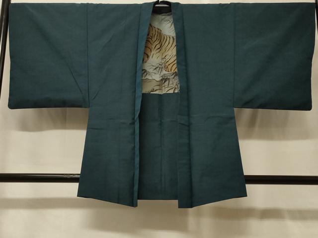 ■■■　サイズ　■■■ 身丈 85cm（肩から） 裄丈 68.5cm 袖丈 47.5cm　縫込み 3.5cm 袖幅 34.5cm 前幅 20cm 後幅 30.5cm 裄 お袖側 約2.5cm　身頃側 約2.5cm ■■■　商品詳細　■■■ 【正絹】 状態は接写画像のように右袖前・羽裏に薄い汚れがございますが その他特に目立ったシミ汚れなどもなく大変良い状態です。 大変上質な逸品になります。 お安く出品致しますので、是非この機会にいかがでしょうか？ ■■■　注意事項　■■■ ■モニター発色の具合により色合いが異なる場合がございます。 ■寸法は多少の誤差が生じる場合がございますのでご了承ください。 ■縫込みの長さが左右非対称の場合は短い部分を記載しております。 左右非対称であってもご返品・お値引き等の保証は出来かねますので、ご了承の上ご購入をお願い致します。 ■シミ等のチェックには注意を払っておりますが、見落としがある場合もございますし、個人の見解も様々ですので神経質な方のご購入はお控えください。 ■箪笥に入っておりました着物や帯なので畳みシワや匂いがあるものもございます。 ■お休みは基本的に土日祝となりますが、その他臨時でお休みする場合がございますのでご了承ください。 ■商品の発送は平日のみの発送となります。 ■夜間と土曜、日曜日はお問い合わせの回答が遅れる場合がございます。 ■当店では、お直し、紋入れ、お手入れ等は承っておりません。 ■生地の状態（ヤケ、経年劣化等）によってはサイズ直しが出来ない場合がございます。 その点もどうかご了承のうえ、ご購入をお願いいたします。 ■弊社で取り扱う商品は一点ものにつき、時期や在庫状況に応じて金額が変更となる場合がございます。 ■検針は行っておりません。予めご了承いただきますようお願いいたします。 ■【洗える着物】と記載のある商品におきましては、商品お届け後に洗濯を行ってしまってからのご返品にはご対応しかねます。 念の為、専門店でのお手入れをお願いいたします。 ■写真に写っている物が全てになります。それ以外の付属品はございませんのでご了承ください。 ■状態に関する写真につきましては、掲載可能な写真枚数に限りがあるため、各箇所につき1枚参考画像を掲載しております。 ■着物のサイズ目安は下記を参考ください↓ ＜女性着物＞　お端折り次第で＋5cm　－1cmが着用可能サイズ 　例）身丈170cmの場合、身長160cm～175cm ＜男性着物＞　身丈＋約25cm～27cm程が適応身長 　例）身丈155cmの場合、身長180～182cm