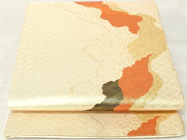 ■■■　サイズ　■■■ 長さ 448cm 幅 30cm程 ■■■　商品詳細　■■■ 【正絹】 詳細に関しましては、画像をご確認ください。 本場筑前博多織は、 福岡県福岡市博多区やその周辺で生産される絹織物です。 仏具のひとつである独鈷、華皿を基にした幾何学模様が織られています。 江戸時代に筑前藩主だった黒田長政が幕府への献上品にしたことから、 博多献上、献上博多とも呼ばれます。 横畝が際立って見える経畝織りという織りになっています。 30〜60本の細い経糸を使うため、こしやはりがあり、 地合が硬く、光沢感があります。 きちんと締まり、くずれにくい、締めやすい帯といわれています。 大変上質な逸品になります。 お安く出品致しますので、是非この機会にいかがでしょうか？ ■■■　注意事項　■■■ ■モニター発色の具合により色合いが異なる場合がございます。 ■寸法は多少の誤差が生じる場合がございますのでご了承ください。 ■縫込みの長さが左右非対称の場合は短い部分を記載しております。 左右非対称であってもご返品・お値引き等の保証は出来かねますので、ご了承の上ご購入をお願い致します。 ■シミ等のチェックには注意を払っておりますが、見落としがある場合もございますし、個人の見解も様々ですので神経質な方のご購入はお控えください。 ■箪笥に入っておりました着物や帯なので畳みシワや匂いがあるものもございます。 ■お休みは基本的に土日祝となりますが、その他臨時でお休みする場合がございますのでご了承ください。 ■商品の発送は平日のみの発送となります。 ■夜間と土曜、日曜日はお問い合わせの回答が遅れる場合がございます。 ■当店では、お直し、紋入れ、お手入れ等は承っておりません。 ■生地の状態（ヤケ、経年劣化等）によってはサイズ直しが出来ない場合がございます。 その点もどうかご了承のうえ、ご購入をお願いいたします。 ■弊社で取り扱う商品は一点ものにつき、時期や在庫状況に応じて金額が変更となる場合がございます。 ■検針は行っておりません。予めご了承いただきますようお願いいたします。 ■【洗える着物】と記載のある商品におきましては、商品お届け後に洗濯を行ってしまってからのご返品にはご対応しかねます。 念の為、専門店でのお手入れをお願いいたします。 ■着物のサイズ目安は下記を参考ください↓ ＜女性着物＞　お端折り次第で＋5cm　−1cmが着用可能サイズ 　例）身丈170cmの場合、身長160cm〜175cm ＜男性着物＞　身丈＋約25cm〜27cm程が適応身長 　例）身丈155cmの場合、身長180〜182cm