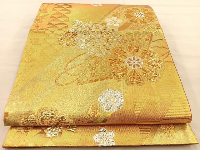 ■■■　サイズ　■■■ 長さ 416cm 幅 31.5cm程 ■■■　商品詳細　■■■ 【正絹】 詳細に関しましては、画像をご確認ください。 大変上質な逸品になります。 お安く出品致しますので、是非この機会にいかがでしょうか？ ■■■　注意事項　■■■ ■モニター発色の具合により色合いが異なる場合がございます。 ■寸法は多少の誤差が生じる場合がございますのでご了承ください。 ■縫込みの長さが左右非対称の場合は短い部分を記載しております。 左右非対称であってもご返品・お値引き等の保証は出来かねますので、ご了承の上ご購入をお願い致します。 ■シミ等のチェックには注意を払っておりますが、見落としがある場合もございますし、個人の見解も様々ですので神経質な方のご購入はお控えください。 ■箪笥に入っておりました着物や帯なので畳みシワや匂いがあるものもございます。 ■お休みは基本的に土日祝となりますが、その他臨時でお休みする場合がございますのでご了承ください。 ■商品の発送は平日のみの発送となります。 ■夜間と土曜、日曜日はお問い合わせの回答が遅れる場合がございます。 ■当店では、お直し、紋入れ、お手入れ等は承っておりません。 ■生地の状態（ヤケ、経年劣化等）によってはサイズ直しが出来ない場合がございます。 その点もどうかご了承のうえ、ご購入をお願いいたします。 ■弊社で取り扱う商品は一点ものにつき、時期や在庫状況に応じて金額が変更となる場合がございます。 ■検針は行っておりません。予めご了承いただきますようお願いいたします。 ■【洗える着物】と記載のある商品におきましては、商品お届け後に洗濯を行ってしまってからのご返品にはご対応しかねます。 念の為、専門店でのお手入れをお願いいたします。 ■着物のサイズ目安は下記を参考ください↓ ＜女性着物＞　お端折り次第で＋5cm　−1cmが着用可能サイズ 　例）身丈170cmの場合、身長160cm〜175cm ＜男性着物＞　身丈＋約25cm〜27cm程が適応身長 　例）身丈155cmの場合、身長180〜182cm