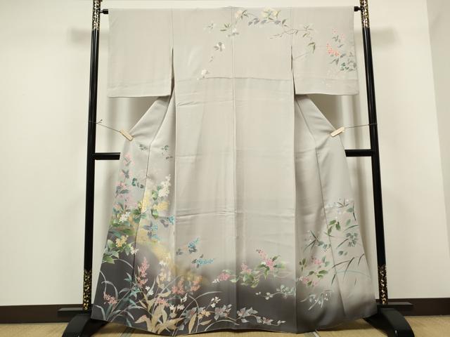 ■■■　サイズ　■■■ 身丈 162cm（肩から） 裄丈 63cm 袖丈 48cm　縫込み 7cm 袖幅 32cm 前幅 25cm 後幅 30cm 着物縫いこみ 内揚げ 6cm 裄 お袖側 約1cm　身頃側 約5cm ■■■　商品詳細　■■■ 【正絹】 状態は接写画像のように後身頃・衿山・衿・袖口に薄い汚れがございますが その他特に目立ったシミ汚れなどもなく大変良い状態です。 大変上質な逸品になります。 お安く出品致しますので、是非この機会にいかがでしょうか？ ■■■　注意事項　■■■ ■モニター発色の具合により色合いが異なる場合がございます。 ■寸法は多少の誤差が生じる場合がございますのでご了承ください。 ■縫込みの長さが左右非対称の場合は短い部分を記載しております。 左右非対称であってもご返品・お値引き等の保証は出来かねますので、ご了承の上ご購入をお願い致します。 ■シミ等のチェックには注意を払っておりますが、見落としがある場合もございますし、個人の見解も様々ですので神経質な方のご購入はお控えください。 ■箪笥に入っておりました着物や帯なので畳みシワや匂いがあるものもございます。 ■お休みは基本的に土日祝となりますが、その他臨時でお休みする場合がございますのでご了承ください。 ■商品の発送は平日のみの発送となります。 ■夜間と土曜、日曜日はお問い合わせの回答が遅れる場合がございます。 ■当店では、お直し、紋入れ、お手入れ等は承っておりません。 ■生地の状態（ヤケ、経年劣化等）によってはサイズ直しが出来ない場合がございます。 その点もどうかご了承のうえ、ご購入をお願いいたします。 ■弊社で取り扱う商品は一点ものにつき、時期や在庫状況に応じて金額が変更となる場合がございます。 ■検針は行っておりません。予めご了承いただきますようお願いいたします。 ■【洗える着物】と記載のある商品におきましては、商品お届け後に洗濯を行ってしまってからのご返品にはご対応しかねます。 念の為、専門店でのお手入れをお願いいたします。 ■着物のサイズ目安は下記を参考ください↓ ＜女性着物＞　お端折り次第で＋5?　−10?が着用可能サイズ 　例）身丈170?の場合、身長160?〜175? ＜男性着物＞　身丈＋約25?〜27?程が適応身長 　例）身丈155?の場合、身長180〜182?