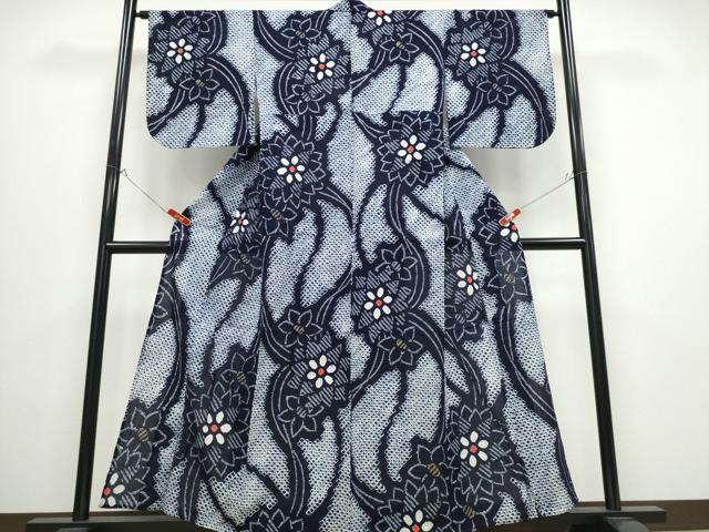 ■■■　サイズ　■■■ 身丈 158cm（肩から） 裄丈 66cm 袖丈 49cm　縫込み 3.5cm 袖幅 34.5cm 前幅 24cm 後幅 30cm 着物縫いこみ 内揚げ 3.5cm 裄 お袖側 約1.5cm　身頃側 約2cm ■■■　商品詳細　■■■ 【綿】 状態は特に目立ったシミ汚れなどもなく大変良い状態です。 人気の高い“有松鳴海絞り”の浴衣でございます。 “鳴海絞り”ならではの表情を生み出す立体感と 淡いぼかしで息を吹き込まれ、 今にも動き出しそうな迫力を放っております。 夏祭りや花火大会、これから増えるイベントに連れ立って、 より夏をお楽しみ下さいませ。 大変上質な逸品になります。 お安く出品致しますので、是非この機会にいかがでしょうか？ ■■■　注意事項　■■■ ■モニター発色の具合により色合いが異なる場合がございます。 ■寸法は多少の誤差が生じる場合がございますのでご了承ください。 ■縫込みの長さが左右非対称の場合は短い部分を記載しております。 左右非対称であってもご返品・お値引き等の保証は出来かねますので、ご了承の上ご購入をお願い致します。 ■シミ等のチェックには注意を払っておりますが、見落としがある場合もございますし、個人の見解も様々ですので神経質な方のご購入はお控えください。 ■箪笥に入っておりました着物や帯なので畳みシワや匂いがあるものもございます。 ■お休みは基本的に土日祝となりますが、その他臨時でお休みする場合がございますのでご了承ください。 ■商品の発送は平日のみの発送となります。 ■夜間と土曜、日曜日はお問い合わせの回答が遅れる場合がございます。 ■当店では、お直し、紋入れ、お手入れ等は承っておりません。 ■生地の状態（ヤケ、経年劣化等）によってはサイズ直しが出来ない場合がございます。 その点もどうかご了承のうえ、ご購入をお願いいたします。 ■弊社で取り扱う商品は一点ものにつき、時期や在庫状況に応じて金額が変更となる場合がございます。 ■検針は行っておりません。予めご了承いただきますようお願いいたします。 ■【洗える着物】と記載のある商品におきましては、商品お届け後に洗濯を行ってしまってからのご返品にはご対応しかねます。 念の為、専門店でのお手入れをお願いいたします。 ■着物のサイズ目安は下記を参考ください↓ ＜女性着物＞　お端折り次第で＋5cm　−1cmが着用可能サイズ 　例）身丈170cmの場合、身長160cm〜175cm ＜男性着物＞　身丈＋約25cm〜27cm程が適応身長 　例）身丈155cmの場合、身長180〜182cm