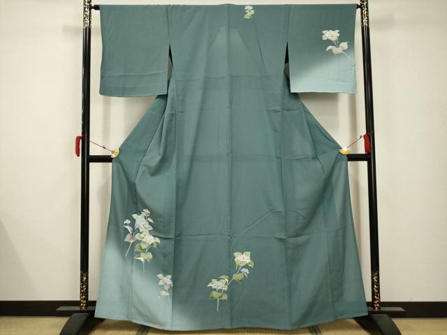 ■■■　サイズ　■■■ 身丈 159cm（肩から） 裄丈 64.5cm 袖丈 47cm　縫込み 4.5cm 袖幅 33.5cm 前幅 21.5cm 後幅 28.5cm 着物縫いこみ 内揚げ 5cm 裄 お袖側 約1.5cm　身頃側 約1.5cm ■■■　商品詳細　■■■ 【正絹】 状態は特に目立ったシミ汚れなどもなく大変良い状態です。 大変上質な逸品になります。 お安く出品致しますので、是非この機会にいかがでしょうか？ ■■■　注意事項　■■■ ■モニター発色の具合により色合いが異なる場合がございます。 ■寸法は多少の誤差が生じる場合がございますのでご了承ください。 ■縫込みの長さが左右非対称の場合は短い部分を記載しております。 左右非対称であってもご返品・お値引き等の保証は出来かねますので、ご了承の上ご購入をお願い致します。 ■シミ等のチェックには注意を払っておりますが、見落としがある場合もございますし、個人の見解も様々ですので神経質な方のご購入はお控えください。 ■箪笥に入っておりました着物や帯なので畳みシワや匂いがあるものもございます。 ■お休みは基本的に土日祝となりますが、その他臨時でお休みする場合がございますのでご了承ください。 ■商品の発送は平日のみの発送となります。 ■夜間と土曜、日曜日はお問い合わせの回答が遅れる場合がございます。 ■当店では、お直し、紋入れ、お手入れ等は承っておりません。 ■生地の状態（ヤケ、経年劣化等）によってはサイズ直しが出来ない場合がございます。 その点もどうかご了承のうえ、ご購入をお願いいたします。 ■弊社で取り扱う商品は一点ものにつき、時期や在庫状況に応じて金額が変更となる場合がございます。 ■検針は行っておりません。予めご了承いただきますようお願いいたします。 ■【洗える着物】と記載のある商品におきましては、商品お届け後に洗濯を行ってしまってからのご返品にはご対応しかねます。 念の為、専門店でのお手入れをお願いいたします。 ■着物のサイズ目安は下記を参考ください↓ ＜女性着物＞　お端折り次第で＋5?　−10?が着用可能サイズ 　例）身丈170?の場合、身長160?〜175? ＜男性着物＞　身丈＋約25?〜27?程が適応身長 　例）身丈155?の場合、身長180〜182?