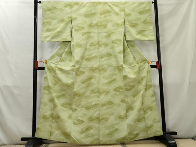 ■■■　サイズ　■■■ 身丈 160.5cm（肩から） 裄丈 65cm 袖丈 50cm　縫込み 0cm 袖幅 33cm 前幅 23cm 後幅 30cm 着物縫いこみ 内揚げ 0cm 裄 お袖側 約0cm　身頃側 約2cm ■■■　商品詳細　■■■ 【化繊】 状態は画像を添付しておりますので、そちらをご確認下さいますよう宜しくお願い致します。 お安く出品致しますので、是非この機会にいかがでしょうか？※ご自身で洗濯された場合の保証はできかねます。 専門店にご相談ください。 ■■■　注意事項　■■■ ■モニター発色の具合により色合いが異なる場合がございます。 ■寸法は多少の誤差が生じる場合がございますのでご了承ください。 ■縫込みの長さが左右非対称の場合は短い部分を記載しております。 左右非対称であってもご返品・お値引き等の保証は出来かねますので、ご了承の上ご購入をお願い致します。 ■シミ等のチェックには注意を払っておりますが、見落としがある場合もございますし、個人の見解も様々ですので神経質な方のご購入はお控えください。 ■箪笥に入っておりました着物や帯なので畳みシワや匂いがあるものもございます。 ■お休みは基本的に土日祝となりますが、その他臨時でお休みする場合がございますのでご了承ください。 ■商品の発送は平日のみの発送となります。 ■夜間と土曜、日曜日はお問い合わせの回答が遅れる場合がございます。 ■当店では、お直し、紋入れ、お手入れ等は承っておりません。 ■生地の状態（ヤケ、経年劣化等）によってはサイズ直しが出来ない場合がございます。 その点もどうかご了承のうえ、ご購入をお願いいたします。 ■弊社で取り扱う商品は一点ものにつき、時期や在庫状況に応じて金額が変更となる場合がございます。 ■検針は行っておりません。予めご了承いただきますようお願いいたします。 ■【洗える着物】と記載のある商品におきましては、商品お届け後に洗濯を行ってしまってからのご返品にはご対応しかねます。 念の為、専門店でのお手入れをお願いいたします。 ■着物のサイズ目安は下記を参考ください↓ ＜女性着物＞　お端折り次第で＋5?　−10?が着用可能サイズ 　例）身丈170?の場合、身長160?〜175? ＜男性着物＞　身丈＋約25?〜27?程が適応身長 　例）身丈155?の場合、身長180〜182?